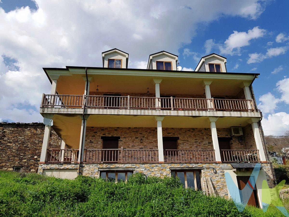 Se vende encantadora casa rural ubicada en un entorno natural único, ideal para quienes buscan tranquilidad, naturaleza y autenticidad. Características principales:. Ubicación: Situada en Oencia provincia de León , rodeada de paisajes pintorescos, bosques y senderos ideales para actividades al aire libre. Superficie:519 m2 construidos en un terreno de 1200 m2. Distribución: planta 2. Dispone de seis  habitaciones amplias y luminosas con baños completos con acabados rústicos y modernos., para una capacidad de 15 personas.  . Distribución planta 1. Piso acondicionado con cocina equipada con electrodomésticos de calidad y estilo campestre. Salón acogedor con chimenea y vistas al paisaje.  Tres habitaciones y dos baños completos.Todo el piso dispone de salida a la terraza. Distribución planta 0. Dispone de cafetería totalmente equipada con salón restaurante con salida a amplia terraza. Ademas de una amplia cocina industrial lista para preparar comidas. Distribución Planta -1. Esta planta dispone de salón para eventos y salida al jardín. . Esta propiedad es perfecta tanto como segunda residencia, para vivir todo el año o incluso para desarrollar un proyecto de turismo rural. Para más información o visitas, no dude en ponerse en contacto. ¡Una oportunidad única para vivir en un paraíso rural!. . 