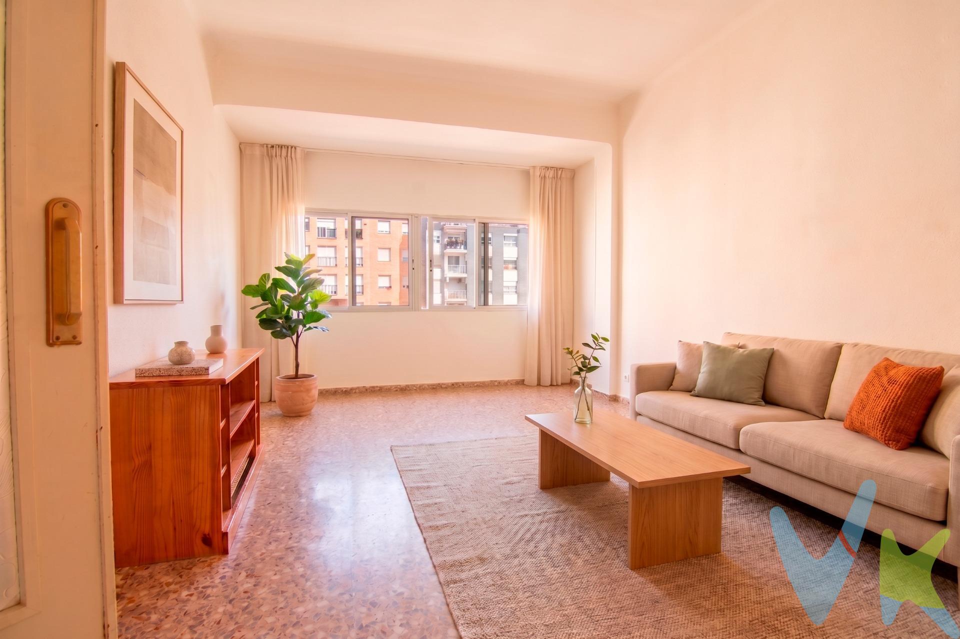 Descubre esta magnífica vivienda de 90 m² construidos, situada en la tercera planta de un edificio en excelente estado de conservación, ideal para quienes buscan comodidad, funcionalidad y una distribución bien pensada. Al acceder a la propiedad, nos recibe una clara diferenciación entre la zona de día y la zona de descanso, un valor añadido que aporta privacidad y organización al hogar. En la zona de día, encontramos un espacio abierto y acogedor compuesto por salón-comedor con cocina integrada, perfecto para disfrutar de la vida diaria y reuniones sociales, además de una práctica galería que aporta funcionalidad extra. La zona de noche está completamente independiente, garantizando tranquilidad. Se distribuye en tres dormitorios, destacando el dormitorio principal que cuenta con baño en suite, proporcionando un plus de confort e intimidad. Ubicada en una finca cuidada y bien conservada, esta vivienda representa una excelente oportunidad tanto como residencia habitual como inversión. Una propiedad equilibrada, luminosa y lista para adaptarse a tu estilo de vida. ¿La visitamos?. No incluidos, muebles, electrodomésticos y decoración. “El precio del inmueble no incluye los gastos de notaría y registro de la propiedad (que están sujetos a aranceles y varían dependiendo del precio de escrituración), ni los impuestos (que en la Comunitat Valenciana varían dependiendo del precio del inmueble y de las características personales del comprador.”