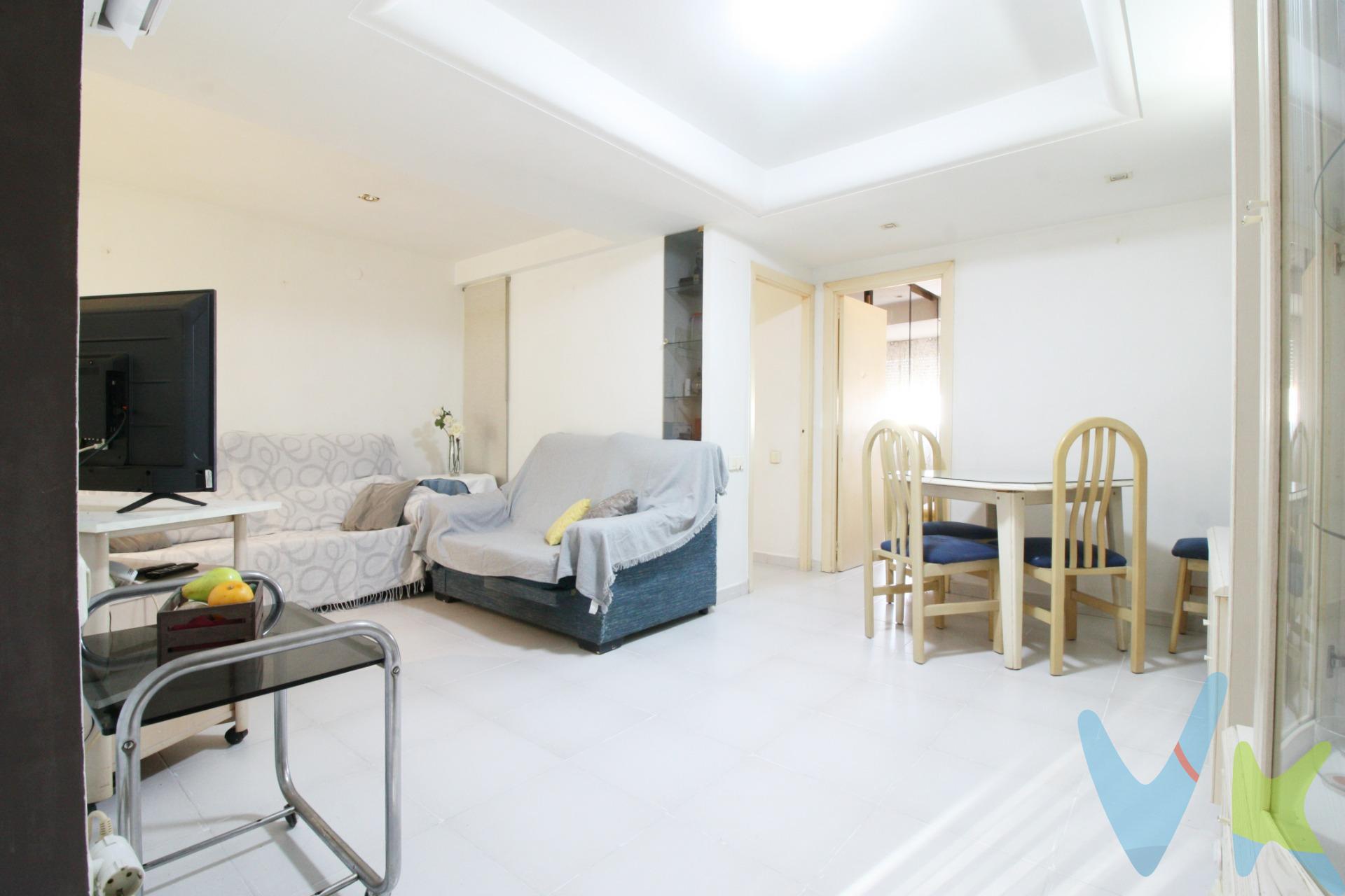 Se vende acogedor piso en Alaquàs, en finca sin ascensor, ideal para parejas, familias pequeñas o como inversión. La vivienda cuenta con dos habitaciones dobles, un baño completo, un luminoso salón-comedor y una cocina independiente con buen espacio de almacenamiento. Ubicado en una zona tranquila y bien comunicada, dispone de todos los servicios a su alcance: supermercados, colegios, farmacias, centros médicos y parques. Además, se encuentra próximo a paradas de autobús y a pocos minutos de la estación de tren, lo que facilita la conexión con Valencia y alrededores. Una oportunidad para vivir en una zona con ambiente familiar y todos los servicios necesarios a pie de calle. 