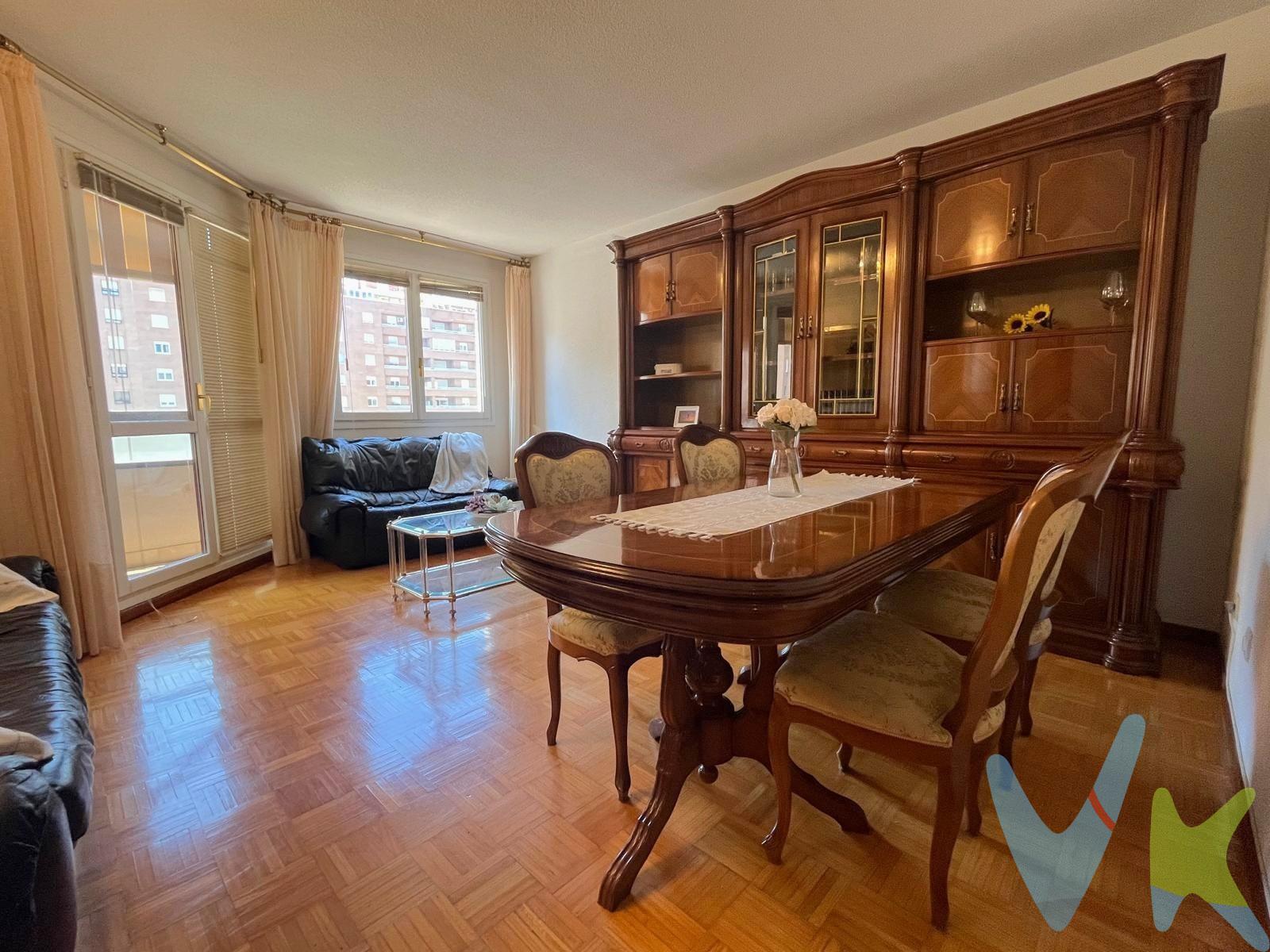 Descubre esta encantadora vivienda de cuatro dormitorios, perfecta para quienes buscan comodidad y funcionalidad en un entorno privilegiado.  Tres habitaciones dobles y una sencilla, este hogar es ideal para familias o profesionales que trabajan desde casa. Disfruta de la tranquilidad de contar con dos baños, uno de ellos ubicado en el dormitorio principal, brindando privacidad y confort.  El amplio salón comedor y la cocina, se conecta directamente a una terraza donde podrás relajarte con la familia o amigos, además hay un espacio que se puede aprovechar para tendedero y/o despensa.    La habitación principal cuenta con un amplio armario.  Resaltar su portal recientemente reformado que aporta modernidad a la entrada del inmueble.  Actualmente la calefacción es eléctrica con acumuladores de energía, si prefiere caldera con gas natural, el edificio esta preparado para su una posible conexión del servicio.    La vivienda esta dotada de todos los servicios públicos de transporte, de salud, colegios, todo tipo de comercio, centros de salud, Biblioteca Pública, Conservatorio de Música, Complejo Hospitalario, Clínica Universitaria de Navarra y Las Facultades de ciencias de la Universidad Pública de Navarra.   Mejor ubicación, imposible, tanto para vivir como para invertir y alquilar!!   . (Las superficies expresadas en esta página tienen carácter descriptivo y son aproximadas. Datos meramente informativos, sin valor contractual. El PVP indicado no incluye impuestos, gastos de transmisión). 