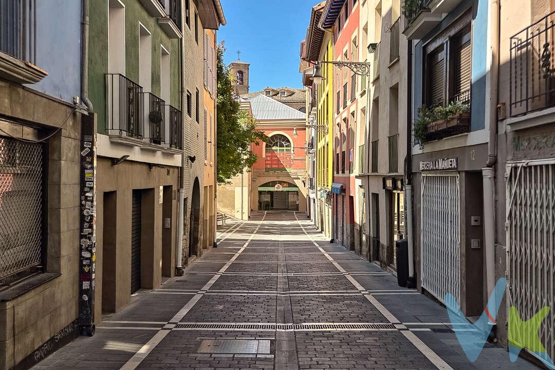 Una vivienda singular en el corazón del Casco Antiguo de Pamplona
Hay viviendas que destacan por sus metros cuadrados y otras que lo hacen por algo mucho más difícil de encontrar: su carácter, su ubicación y la sensación que transmiten al entrar.
En pleno corazón del Casco Antiguo de Pamplona, dentro del histórico Burgo de Navarrería, encontramos esta vivienda especial, situada en una de las calles más conocidas y con mayor personalidad del casco histórico.
Su ubicación es, sencillamente, privilegiada. A pocos pasos de Estafeta, Mercaderes y Curia, muy cerca de la Catedral de Santa María la Real y de las Murallas de Pamplona, y prácticamente en la misma puerta del Mercado Municipal del Casco Antiguo. Una localización que permite vivir la ciudad intensamente, disfrutando de sus calles, su comercio, su gastronomía y ese ambiente único que convierte al centro histórico de Pamplona en un lugar tan especial.
El edificio fue objeto de una rehabilitación integral en 2013, ofreciendo el confort y la tranquilidad de una finca completamente renovada. La vivienda, además, se encuentra en un excelente estado de conservación y sorprende desde el primer momento por sus amplios espacios y, especialmente, por la extraordinaria cantidad de luz natural que recibe.
Uno de sus grandes atractivos es su salón, un espacio lleno de personalidad gracias a su doble altura y al tejado visto, elementos que aportan una arquitectura singular, calidez y un encanto difícil de encontrar en una vivienda convencional. Un espacio que invita a disfrutar, a recibir y a vivir la casa con una sensación muy especial.
La zona de descanso ofrece igualmente una agradable sorpresa: un amplísimo dormitorio con vestidor, concebido para disfrutar del espacio y del confort. Su orientación hacia un patio de manzana hace que, pese a encontrarse en pleno centro histórico, sea un espacio especialmente tranquilo y silencioso.
Se trata, en definitiva, de una vivienda para quienes buscan algo más que un inmueble: una forma de vivir Pamplona.
Un hogar con personalidad, luminoso, espacioso y lleno de detalles arquitectónicos, en una ubicación excepcional desde la que disfrutar a pie de la esencia más auténtica y vibrante de la ciudad.
Una casa singular para personas que saben apreciar lo verdaderamente especial de vivir en el corazón de Pamplona.
Edificio sin ascensor.
INFORMACIÓN LEGAL
▪ Información meramente orientativa, sin carácter contractual.
▪ Superficies y características aproximadas, con finalidad descriptiva.
▪ En el precio de venta están incluidos los honorarios de la agencia inmobiliaria, que serán asumidos por la parte vendedora.
▪ El precio indicado no incluye los gastos e impuestos derivados de la compraventa a cargo del comprador (Notaría, Registro de la Propiedad, I.T.P., A.J.D. o I.V.A., según corresponda), ni otros posibles gastos asociados.
▪ El inmueble se transmite sin mobiliario ni otros enseres, salvo que se indique expresamente lo contrario.
 
A modo orientativo en Navarra:
▪ Notaría y Registro: 1%–1,5%.
▪ ITP: tipo general 6% (con posibles bonificaciones).
▪ AJD: aprox. 0,5%–1%.