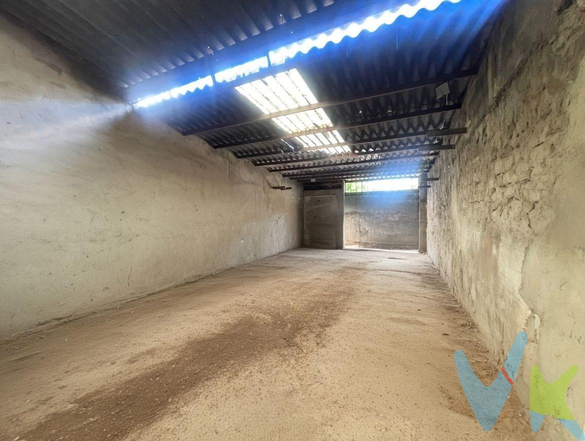 ¿Buscas un espacio versátil, propio y a un precio inmejorable? Se vende nave de uso principal industrial catalogada como urbana en un sitio sumamente tranquilo de Llíria, Valencia. Por tan solo 20.000€, este inmueble representa la solución perfecta a tus problemas de almacenamiento o el espacio ideal para iniciar tu próximo proyecto personal. Ubicada exactamente en la Calle Aldea Alta número 70 , esta propiedad dispone de una superficie de parcela de 75 m2. Cuenta con una superficie construida de 69 m2 , inteligentemente dividida para maximizar toda su utilidad: 49 m2 están destinados a zona de aparcamiento y otros 20 m2 son ideales para usarse como almacén. Además, el espacio de la parcela no edificado conforma un pequeño y práctico patio descubierto. Su sólida construcción original data del año 1941. Características principales que te encantarán:. Vado propio: Garantiza la entrada y salida de tus vehículos cómodamente en todo momento y sin ninguna restricción externa. Persiana manual: Un acceso tradicional, muy seguro y totalmente libre de costosas complicaciones de mantenimiento a largo plazo. Entorno tranquilo: Una ubicación apartada del bullicio, perfecta para poder trabajar concentrado o para guardar tus bienes con total tranquilidad. Olvídate por completo de seguir pagando elevados alquileres mensuales por guardar tus cosas. Este local es absolutamente perfecto para utilizarlo como un garaje privado para tus vehículos, un gran trastero, o para albergar esa pequeña actividad comercial o taller que tienes en mente. Una excelente inversión por solo 20.000€. ¡Llama hoy mismo y ven a visitarla!. VENTA:. PVP 20.000€. Gastos e impuestos no incluidos en el precio. La compra conlleva impuestos y gastos de formalización para el comprador. A título orientativo se informa que en segundas transmisiones el ITP con carácter general en Valencia es del 10%, pudiendo existir otros tipos impositivos atendiendo a las circunstancias personales del comprador u otras circunstancias previstas legalmente. Base imponible del impuesto el mayor valor entre el precio de compraventa, la tasación o el valor de referencia catastral. En cuanto a los gastos de notaría y registro, en su caso, suelen oscilar aprox. entre 1,5% y 2,5% (aranceles variables según precio, n.º de copias y complejidad). El comprador elige notario. Si el comprador precisase de hipoteca: tasación, condiciones y costes bancarios serán según entidad elegida por el comprador, así como los gastos de gestoría, y cualesquiera otros gastos inherentes a la formalización de la compraventa que legalmente correspondan a la parte compradora, salvo pacto expreso en contrario con el vendedor. El consumidor tiene, conforme a la normativa vigente, a su disposición información y documentación adicional relativa al inmueble y condiciones de la compraventa, que podrá ser consultada en C/Joaquín Costa 4, bajo 46005 Valencia o urbe2@remax.es. Honorarios de mediación inmobiliaria a cargo del COMPRADOR: (3.000€ del precio final de venta más IVA (21%), salvo otro pacto.); y de VENDEDOR (según acuerdo con el mismo). Se informa al consumidor que la agencia actúa como intermediaria inmobiliaria en la operación, estando cualquier eventual compraventa y sus condiciones sujeta a la aceptación expresa del propietario-vendedor y a la posterior formalización del correspondiente contrato.