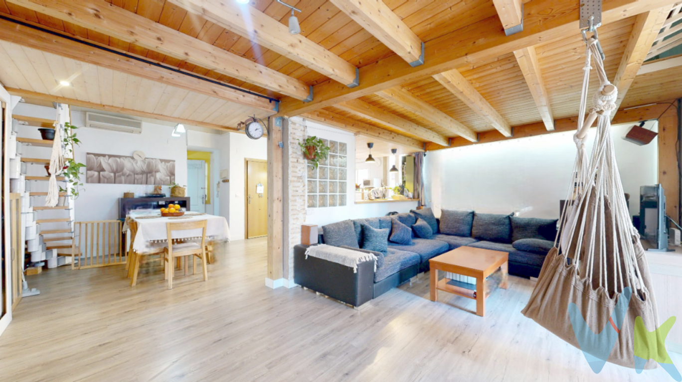 Piso en pleno centro de Torrent, duplex, primero, con gran terraza y trasteroTenemos el placer de presentarles esta fantástica vivienda de 2 HABITACIONES, TERRAZA Y TRASTERO, situada en pleno centro de Torrent, completamente reformada con un cuidado diseño que combina estilo y funcionalidad. El edificio se compone únicamente de 3 viviendas lo que garantiza un ambiente mucho más tranquilo, exclusivo y con pocos vecinos, ideal para quienes buscan comodidad y privacidad en pleno centro. La propiedad cuenta con 2 habitaciones, ideales tanto como dormitorios, despacho o zona de invitados (cabe la posibilidad de hacer otra más en la parte de abajo como ya había anteriormente), baño completo, espaciosa cocina y un gran salón-comedor perfecto para disfrutar en familia o recibir visitas, con excelente entrada de luz natural y que da acceso a un agradable balcón. Además podrás disfrutar de una magnífica terraza a la que solo puede acceder un vecino más, ideal para momentos de relax, reuniones o zona chill-out y un práctico trastero que aporta espacio extra de almacenamiento. La reforma se realizó con materiales de calidad y diseño, lista para entrar a vivir. Cuenta con Split de aire acondicionado frio/calor. Ubicación inmejorable en el centro de Torrent, al lado de la Avenida al Vedat, centro neurálgico de Torrent con todos los servicios, comercios, colegios y transporte público como el metro a un paso. No pierdas esta oportunidad y sé el primero en llamarnos.Si tienes que vender antes tu vivienda, llámanos y te asesoramos cómo hacerlo para además tener los mínimos gastos posibles y todas las garantías. Agencia Registrada con el nº00516 en el Registro Obligatorio de Agentes Inmobiliarios de la Comunidad ValencianaPor mandato expreso del propietario, COMERCIALIZAMOS ESTE INMUEBLE EN EXCLUSIVA, lo que le garantiza el acceso a toda la información, a un servicio de calidad, un trato fácil, sencillo y sin interferencias de terceros. Por este motivo, se ruega NO MOLESTAR AL PROPIETARIO, a los ocupantes de la propiedad o a los vecinos. Muchas gracias por su comprensión. La oferta está sujeta a cambios de precio o retirada del mercado sin previo aviso. Este anuncio en su conjunto, incluyendo textos, fotos, imágenes o cualquier otro contenido de este, no es vinculante dado que la información es ofrecida por terceros y puede contener errores. Se muestra a título informativo y no contractual. El precio del inmueble no incluye los honorarios de la agencia que ascienden al 4%+IVA del precio final del inmueble, ni los gastos de notaría y registro de la propiedad (que están sujetos a aranceles y varían dependiendo del precio de escrituración), ni los impuestos (que en la Comunitat Valenciana varían dependiendo del precio del inmueble y de las características personales del comprador). Esta propiedad se pone a la venta con toda la documentación comprobada y en regla, por lo que ofrecemos GARANTIAS a los compradores.