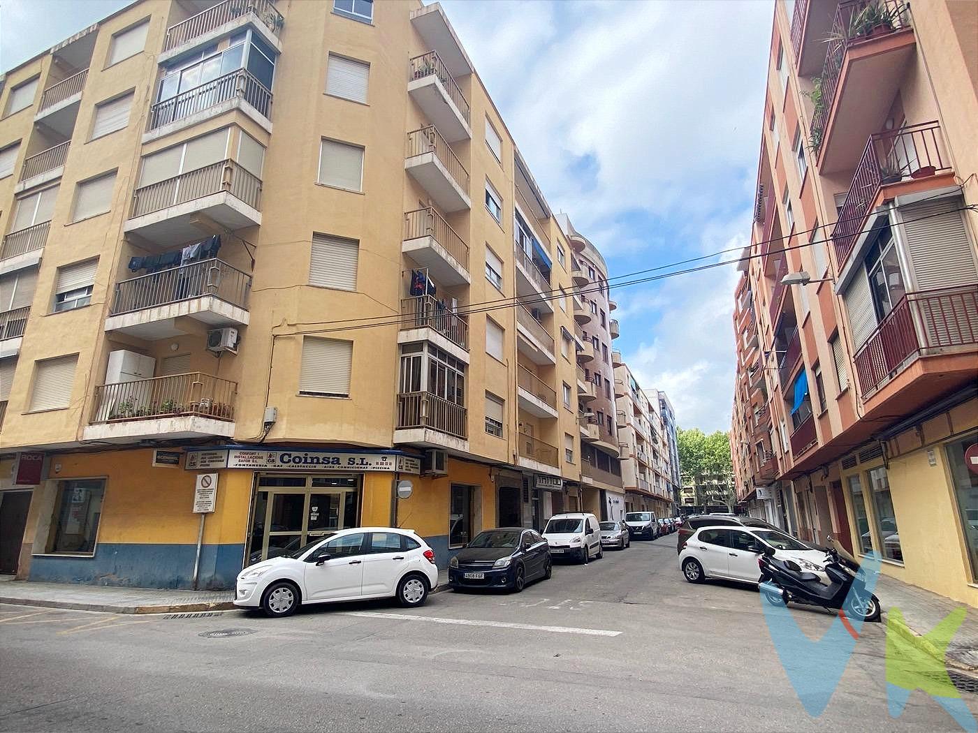 Local comercial en Oliva zona centro junto a paseo, completamente diáfano, con un baño, propiedad en buen estado, totalmente exterior, chaflán, gran escaparate y suelo de terrazo. Listo para que lo personalices y empieces tu actividad. . Extras: 2ª mano, luminoso, techos altos, autobuses, céntrico, colegios, costa, parques, supermercados. P.V.P. IMPUESTOS Y TASAS NO INCLUIDOS (IVA, ITPAJD) NO INCLUIDOS GASTOS DE NOTARIA Y REGISTRO. Posibilidad de tributación por IVA.