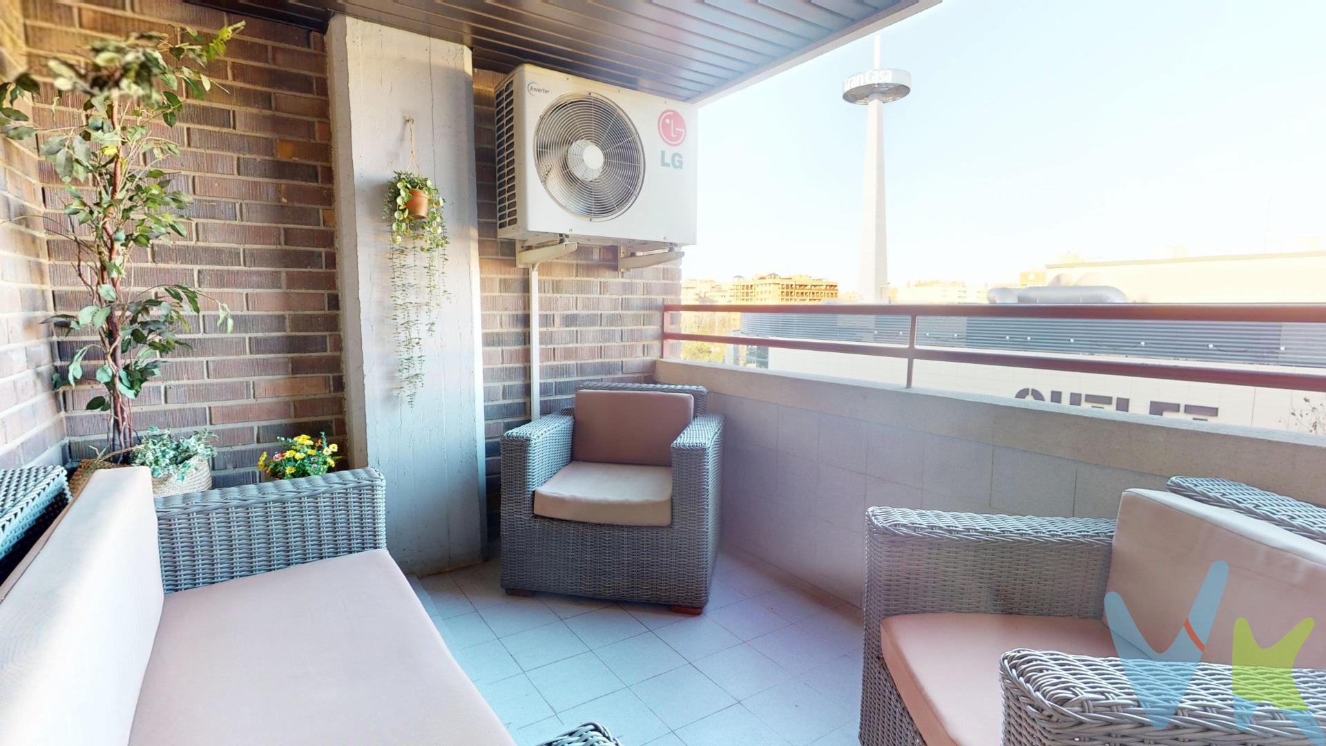 Imagina llegar a casa y sentir que, por fin, has encontrado ese lugar donde todo encaja. Este piso en calle María Espinosa, exterior a la avenida Gertrudis Gómez de Avellaneda, es de esos hogares que transmiten amplitud, luz y comodidad desde el primer momento. Nada más entrar, te recibe un gran salón de 21 m², amplio y luminoso, con salida directa a una agradable terraza orientada al este. Aquí podrás empezar el día con un café al sol de la mañana o relajarte al atardecer en tu propio rincón exterior. La zona de descanso se distribuye en cuatro dormitorios, perfectos para familias numerosas, para quienes teletrabajan o para tener ese despacho o cuarto de juegos que siempre has querido. El dormitorio principal es tipo suite, con su propio baño, aportando intimidad y comodidad. Además, la vivienda cuenta con un segundo baño completo, ideal para el día a día. La cocina independiente y funcional, dispone de galería, un espacio extra que siempre viene bien para almacenaje o zona de lavado. Y como detalle especial, uno de los dormitorios cuenta con una pequeña terracita privada, un espacio acogedor con mucho encanto. En el hall hay un armario empotrador perfecto para la vida diaria. El piso incluye plaza de garaje y trastero. La ubicación es otro de sus grandes puntos fuertes: justo enfrente del Centro Comercial Grancasa, con el tranvía a pocos pasos y excelente conexión a la Z-40. Todo ello en una zona residencial tranquila, perfecta para quienes buscan calidad de vida sin renunciar a tener todos los servicios al alcance. En definitiva, un piso completo, luminoso y bien ubicado, listo para convertirse en el próximo hogar de tu familia. ¿Te imaginas viviendo aquí? Estaré encantado de enseñártelo 😊. **NOTA HISTÓRICA: fue una activista en la lucha por los derechos civiles y políticos de las mujeres, fue socia fundadora de la Asociación Nacional de Mujeres Españolas. **Gastos de compraventa (notaría, ITP y registro) e intermediación no incluidos en el precio de venta.