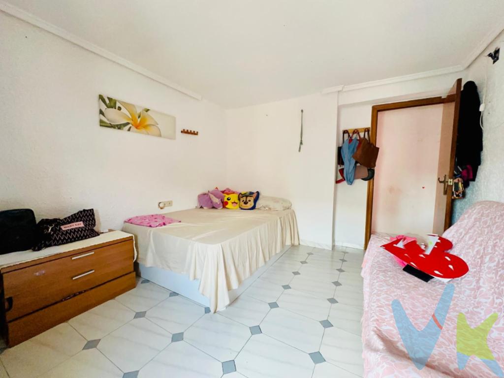¡TU NUEVO HOGAR EN PUERTO DE SAGUNTO TE ESTÁ ESPERANDO!.¿Imaginas vivir en un lugar que combina tranquilidad, luminosidad y confort? Tenemos justo lo que estás buscando: un acogedor piso en Puerto de Sagunto, con todas las comodidades necesarias para disfrutar cada día al máximo.Características destacadas:.56 m² aproximadamente, perfectamente distribuidos para optimizar cada espacio.2 dormitorios amplios y luminosos, ideales para descansar o adaptarlos a tu estilo de vida.Salón-comedor acogedor con acceso directo a un encantador balcón.Cocina independiente con excelente distribución.1 baño completo, funcional y cómodo.Aire acondicionado tipo Split para garantizar tu máximo confort durante todo el año.Balcón con orientación Sureste, ofreciendo vistas despejadas y permitiendo disfrutar del sol y la brisa cada mañana, ideal para relajarte o desayunar al aire libre.Suelo de gres, duradero, fácil de limpiar y mantener.Semi-amueblado, proporcionando comodidad inicial y flexibilidad para personalizar fácilmente a tu gusto.Situado en una 4ª planta sin ascensor, lo que asegura tranquilidad, privacidad y menos gastos comunitarios.Orientación Sureste: Disfruta del agradable sol durante toda la mañana y de vistas amplias que aportan luminosidad y energía positiva en cada rincón de tu hogar.Ubicación ideal: Ubicado en una zona estratégica y tranquila de Puerto de Sagunto, cercano a supermercados, colegios, institutos, transporte público, parques y espacios verdes.Todo al alcance de tu mano, en una comunidad segura y familiar.A pocos minutos de la playa, podrás disfrutar del clima mediterráneo y la calidad de vida excepcional que esta localidad ofrece.Calificación energética: G.¡No esperes más y agenda tu visita hoy mismo! Ven a descubrir personalmente este encantador piso y comienza a crear los mejores recuerdos en tu nuevo hogar.REF: 4624.