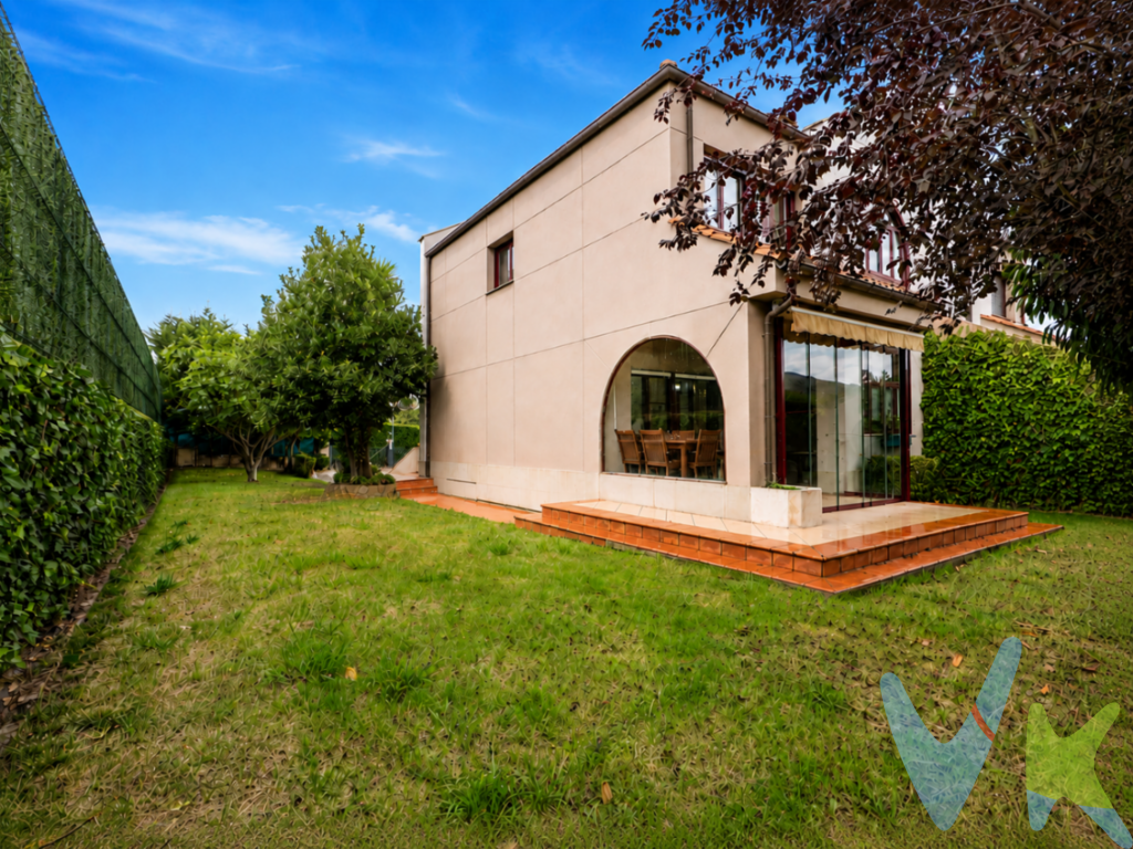 Venta de Chalet pareado y jardín en Vega de Arriba, Gijón.Hoy queremos presentaros este bonito chalet pareado en el Camino de Guerces, ubicado en la demandada zona de Vega de Arriba, Gijón. Una propiedad idónea para quienes buscan disfrutar del auténtico paisaje rural asturiano, caracterizado por sus prados verdes, caserías y tranquilidad, sin renunciar a las comodidades del día a día, dada su proximidad a La Camocha, donde dispondrá de colegios, farmacia, supermercados, transporte público e Iglesia, zonas deportivas, etc.Un rincón fascinante que equilibra a la perfección el espíritu residencial del Gijón rural con su proximidad urbana.La vivienda tiene una Superficie construida: de 184 m² de distribuidos de manera funcional y confortable.Lo edificado se enclava en una hermosa finca llana de 489 m² ideal para disfrutar al aire libre.Se distribuye en un espacioso Salón comedor, muy luminoso y con el ambiente perfecto para reuniones familiares,  Cocina independiente, amueblada y equipada,  tres  dormitorios, dos cuartos de baño completos, un aseo de cortesia en planta baja  y una bohardilla, que se puede convertir en un espacio polivalente ideal como zona de juegos o cualquier otro uso que le quieras dar.Unido al Salón-comedor tenemos una estancia acristalada, auténtico corazón de la casa; un precioso porche cerrado de cristal con salida directa al jardín, perfecto para disfrutar durante todo el año.Tambien dispone de un amplio garaje con capacidad cómoda para 2 vehículos, unido al garaje hay una sala de lavandería, despensa  y otra sala que puede usarse de almacenamiento.La propiedad se sitúa en Vega de Arriba, un entorno que conserva toda la esencia y el paisaje asturiano. A un paso encontramos el núcleo de La Camocha, garantizando un acceso rápido a todo tipo de servicios comerciales, médicos y educativos.Información legal para el comprador: En cumplimiento de la normativa vigente, se informa que el precio de venta Se informa a los interesados que el precio de venta indicado no comprende los impuestos de la transmisión, ni los gastos asociados a la compraventa como son notaría, registro de la propiedad y otras gestiones legales, ni los honorarios de la agencia inmobiliaria que corren a cargo del comprador. Agencia Inmobiliaria La Playa actúa exclusivamente como intermediaria en la operación.