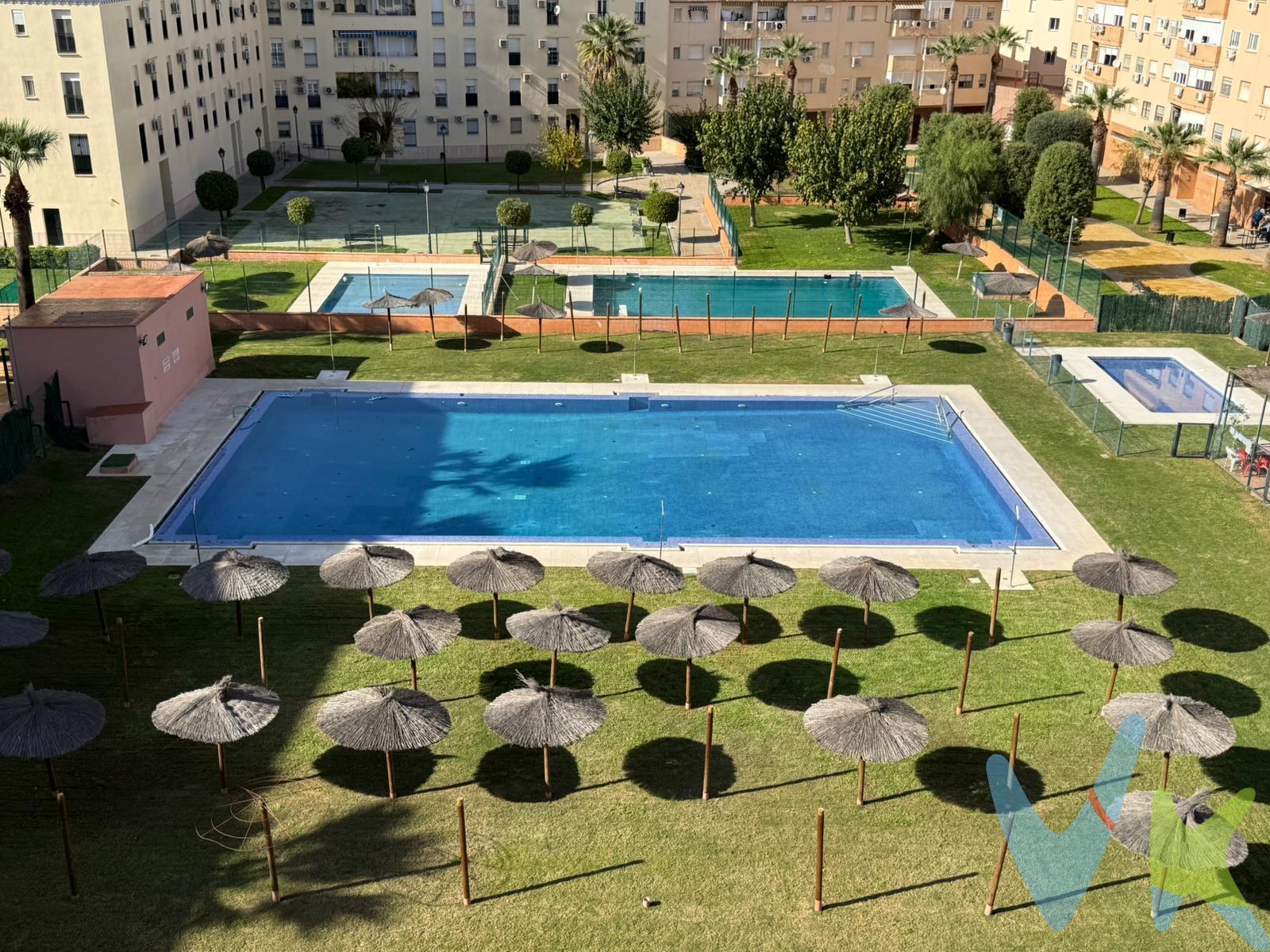 Presentamos esta estupenda VPO ubicada en Montequinto, en una urbanización con zonas comunes premium, ideal para una familia que busca comodidad, acceso y servicios.

La entrada del edificio es accesible, con rampa para personas con movilidad reducida.

Zona de buzones, cuarto de máquinas, ascensor y puerta de acceso al garaje + armario amplio: máxima funcionalidad.

Distribución interior: recibidor, cocina independiente, salón con terraza, baño con bañera, dos habitaciones sencillas y dormitorio de matrimonio con baño privado.

La comunidad cuenta con piscina y parque infantil, además de azotea común: espacios para disfrutar y relajarse sin salir de casa.

Ubicación estratégica, con metro cercano, supermercados, vigilancia con cámaras en la urbanización… todo pensado para tu tranquilidad.

Exteriores y entorno


La urbanización se encuentra en una zona que combina comodidad urbana y entornos verdes. Los exteriores destacan por la piscina comunitaria, amplia zona ajardinada, parque infantil y zonas comunes bien mantenidas: un verdadero “resort” residencial para vivir día a día.

Conexión con Sevilla


Gracias a su ubicación en Montequinto (distrito de Dos Hermanas, provincia de Sevilla) se ofrece una conectividad excelente:

Se encuentra a solo unos 7 km del centro de Sevilla, lo que implica un desplazamiento muy cómodo. 

La estación de Estación de Montequinto de la línea 1 del Metro de Sevilla está muy próxima, y cuenta con ascensor y acceso adaptado. 

Línea de autobuses metropolitanos como la Línea M‑130 conectan Montequinto con Sevilla y otros núcleos de forma frecuente. 

En resumen: la combinación perfecta entre vivir en un entorno tranquilo, y acceder rápidamente al bullicio y servicios de la capital.

Distancia a la playa


Aunque esta vivienda está en entorno urbano cercano a Sevilla, la costa está también al alcance en coche para escapadas de fin de semana. (Consultar recorrido y tiempo estimado según destino concreto).

Este dato se puede incorporar como “a menos de 1 hora de la playa” si se desea enfatizar el valor de ocio.

Transporte público, hospitales, colegios y servicios
Metro y autobuses: estación de Montequinto y varias líneas de autobús permiten moverse sin necesidad de vehículo.

Centros de salud: el Centro de Salud Montequinto está en Av. de los Pinos, s/n – 41089 Montequinto. 

Medicina privada: por ejemplo, el Centro Médico Al‑Andalus cuenta con instalaciones en Montequinto. 

Comercio cercano: hay supermercados muy próximos (por ejemplo, un conocido centro comercial está a apenas 6 minutos a pie) lo que facilita las compras cotidianas. 

Educación: Montequinto ofrece oferta de colegios y centros educativos en la zona, lo cual lo hace idóneo para familias. 

Por qué esta vivienda es una gran elección
Exterior, amplia, bien distribuida y con terraza: luz y espacio para disfrutar.

Urbanización con servicios (piscina, parque, azotea) y vigilancia: calidad de vida asegurada.

Accesibilidad garantizada (rampa en la entrada, ascensor, etc.).

Excelente conectividad con Sevilla + servicios alrededor.

Ideal tanto para vivir como para invertir, por su demanda en zona bien valorada.


Contáctenos para más información y para concertar una visita. De conformidad con el Decreto 218/2005 de la Junta de Andalucía, de 11 de octubre, le informamos que los gastos notariales, de registro, el ITP (Impuesto sobre Transmisiones Patrimoniales), los honorarios de agencia y demás gastos relacionados con la compra no están incluidos en el precio.