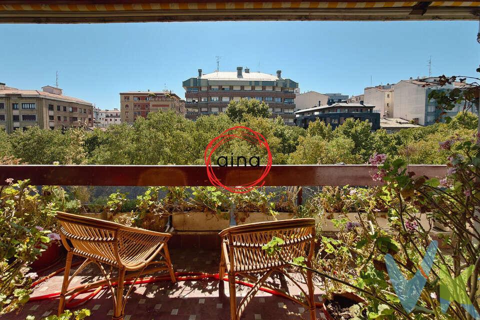 ESPECTACULAR VIVIENDA DE 190 m² ÚTILES CON TERRAZA EN PLENO PASEO DE SARASATE
Una vivienda única por ubicación, amplitud, luminosidad y posibilidades, situada en uno de los enclaves más privilegiados de Pamplona.
Presentamos esta magnífica vivienda de 198 m² construidos y aproximadamente 190 m² útiles, ubicada en una quinta planta del Paseo de Sarasate, en pleno centro de la ciudad y a escasos pasos del Casco Antiguo.
La vivienda destaca por sus grandes estancias, distribución cómoda, mucha luz natural y vistas abiertas y privilegiadas sobre el propio Paseo de Sarasate.
UNA VIVIENDA AMPLIA Y FUNCIONAL
La vivienda cuenta con un amplio hall de entrada que distribuye las diferentes zonas.
Dispone de 4 dormitorios, todos ellos de buenas dimensiones, además de 3 baños, cocina independiente de aproximadamente 9 m² con despensa y tendedero, y diferentes espacios de distribución que aportan comodidad y posibilidades.
El gran protagonista de la vivienda es su espectacular salón-comedor de aproximadamente 43 m², un espacio amplio y luminoso con múltiples opciones de distribución y acceso directo a una terraza privada de unos 14 m², equipada con toldo y orientada al Paseo de Sarasate.
La zona más privada de la vivienda ofrece un amplio baño de casi 7 m² con bañera y varios dormitorios de aproximadamente 16,50 m², 16 m² y 18 m², además de un dormitorio adicional de unos 10,85 m² que puede utilizarse también como despacho, habitación de invitados o zona de servicio.
DOS ESPACIOS EXTERIORES
Uno de los grandes atractivos de esta propiedad es su terraza privada de 14 m², desde la que disfrutar de las vistas y de la vida del Paseo de Sarasate.
Además, el edificio dispone de una espectacular terraza comunitaria en el ático, un auténtico mirador con vistas despejadas sobre el Paseo de Sarasate, el Casco Antiguo y buena parte del entorno de Pamplona.
COMODIDAD Y SERVICIOS
El edificio cuenta con servicio de portería durante las mañanas y la vivienda dispone de calefacción y agua caliente central.
Existe también la posibilidad de adquirir opcionalmente una plaza de garaje situada en un edificio cercano, en la calle Yanguas y Miranda, un importante valor añadido en esta zona de la ciudad.
Gastos de comunidad: 309 €/mes.
UNA UBICACIÓN EXCEPCIONAL
Vivir en el Paseo de Sarasate significa tener Pamplona a tus pies.
La vivienda se encuentra junto al Parlamento de Navarra, Plaza del Castillo, Casco Antiguo, Avenida de San Ignacio, Ciudadela y Vuelta del Castillo, rodeada de comercios, restaurantes, servicios y excelentes comunicaciones.
Una ubicación ideal para quienes buscan disfrutar del centro de Pamplona sin renunciar a una vivienda muy amplia, luminosa y con espacios exteriores.
UNA PROPIEDAD CON MUCHO QUE OFRECER
Sus 190 m² útiles, cuatro dormitorios, amplísimo salón-comedor, terraza privada, terraza comunitaria, vistas y excelente ubicación hacen de esta vivienda una propiedad realmente singular en el centro de Pamplona.
Una oportunidad para quienes buscan espacio, comodidad y calidad de vida en una de las zonas más cotizadas de la ciudad.
Ven a descubrirla. Te sorprenderá.
INFORMACIÓN LEGAL
Los datos, superficies y planos reflejados tienen carácter orientativo y meramente informativo, sin valor contractual.
El precio de venta no incluye impuestos ni gastos derivados de la transmisión que irán a cargo de la Parte Compradora:


6 % de Impuesto sobre Transmisiones Patrimoniales (ITP), según normativa vigente y circunstancias fiscales del comprador.


Aproximadamente 1,5 % de gastos de Notaría y Registro.


Gastos financieros, en caso de financiación mediante préstamo hipotecario.


¡EL COMPRADOR NO PAGA HONORARIOS DE AGENCIA!