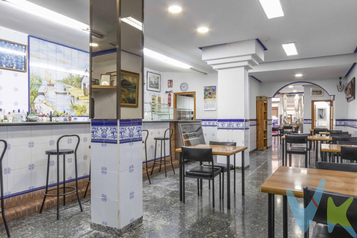 BAR EUROPA , por JUBILACION , vende este gran negocio , con la mejor clientela , 40 años de experiencia lo avalan . Este Negocio esta abierto desde 1979, tiene muchas ventajas la primera y principal , ya tienes todos los materiales ,25.000EUR en  maquinaria , y sobre todo CLIENTELA , trabajadores de Mercadona , de talleres cercanos y de comercios alrededor , y su cercanía a menos de 100m del INSTITUTO DE TAVENRES.Otra gran ventaja es que desde el 1º dia ya puede funcionar , y el asesoramiento de los antiguos propietarios para que siga funcionando con la gran rentabilidad que ellos disfrutaron .No tendrás que preocuparte de nada , solo de instalarte , otra gran ventaja es la cercanía a Mercadona , además tienes licencia de 6 mesas  de terraza delantera, 15 mesas dentro del local  , este BAR tiene DOS salidas , da a dos calles , y, otra gran ventaja para tener mas posibilidades de rentabilidad. Si estas pensando en cambiar de sector y ser tu propio Jefe , este negocio es el que necesitas . Tendrás el local como inversión en la zona y un gran negocio.Ven a visitarlo y comprobaras todas estas ventajas.!!!!! 