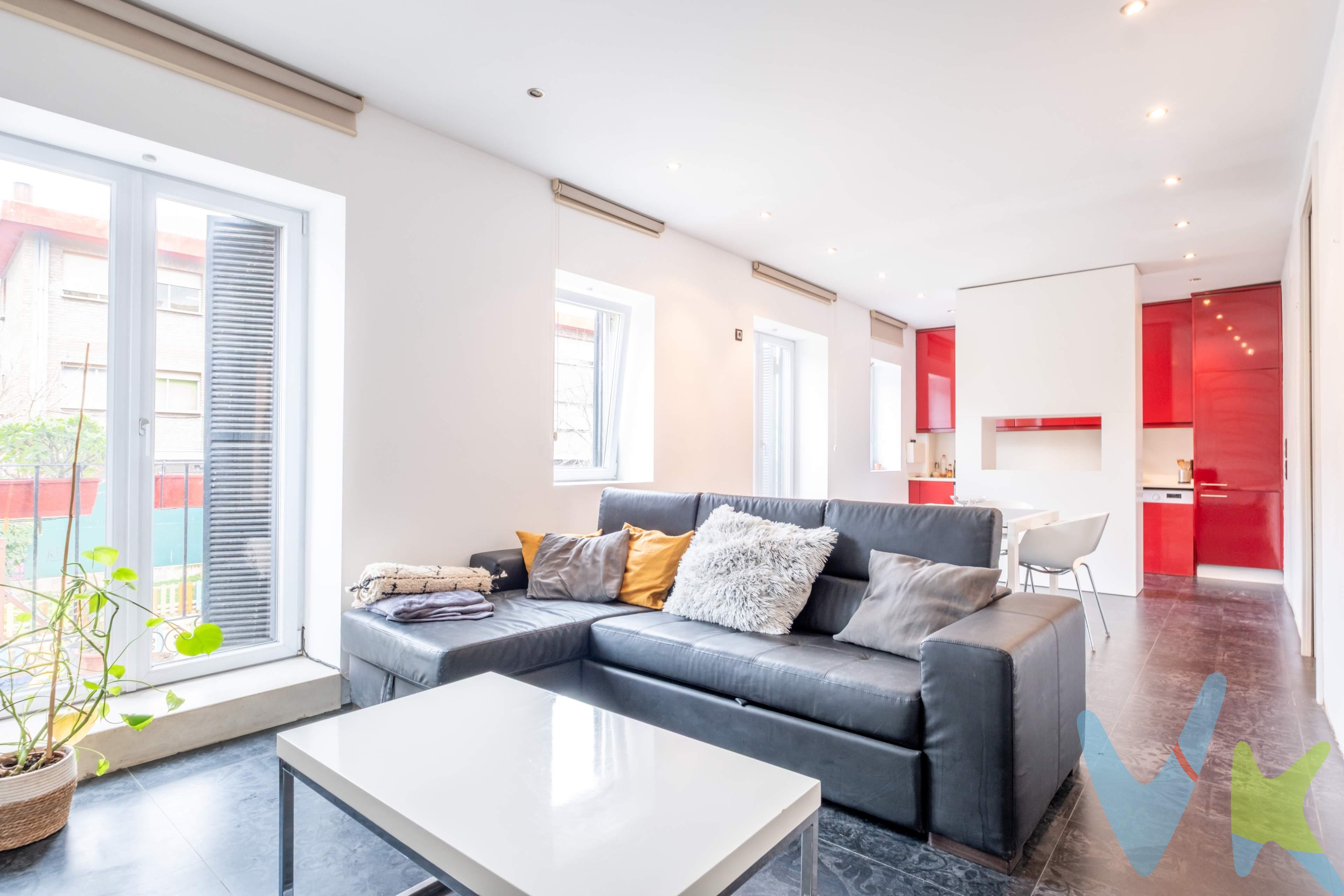 ¿Buscas un refugio con personalidad en el centro de Zaragoza? Olvida los pisos oscuros y compartimentados. Este apartamento, situado en el emblemático Coso, junto al Puente de Hierro y el Paseo de la Ribera, es una declaración de intenciones: diseño, luz y ubicación estratégica. Ubicado en una primera planta, la vivienda ha sido completamente reformada con un estilo moderno que prioriza la amplitud y la conexión entre espacios. Un hogar que respira: Distribución semiabierta. El diseño de este apartamento ha sido pensado para romper con lo convencional:. - Luminosidad extra: Su distribución semiabierta permite que la luz fluya libremente de una estancia a otra, eliminando pasillos innecesarios y creando una sensación de amplitud que te sorprenderá desde el primer momento. - Estilo contemporáneo: Acabados actuales y listos para entrar a vivir. Solo tienes que traer tus maletas y empezar a disfrutar de tu nueva vida en el centro. - Mínimos costes, máximo ahorro: Al ser una finca con pocos gastos de comunidad, disfrutarás de la independencia de vivir en el corazón de la ciudad sin cargas mensuales excesivas. Entre el pulso de la ciudad y el relax del río. Vivir aquí es tener lo mejor de dos mundos: A un lado, el Puente de Hierro y el Paseo de la Ribera, el pulmón verde favorito de los zaragozanos para pasear, hacer deporte o disfrutar de un atardecer frente al Ebro. Al otro, la vida comercial y cultural del Coso, con todo lo que necesitas a la vuelta de la esquina. Es el apartamento ideal para quienes buscan diseño y practicidad en una ubicación que nunca pierde valor. ¿Quieres ser el primero en estrenarlo? Si buscas un piso moderno, con alma y gastos mínimos junto al río, este apartamento te va a encajar perfectamente. Contacta con nosotros para agendar una visita y ven a sentir su luminosidad en persona. _____________________________________________________. En el precio publicado de venta NO están incluidos los honorarios de agencia por el servicio de gestión, asesoramiento y formalización del proceso de compra que será facturado al comprador. Tampoco incluye los impuestos y gastos legalmente establecidos y derivados de la transmisión e inscripción, en su caso.