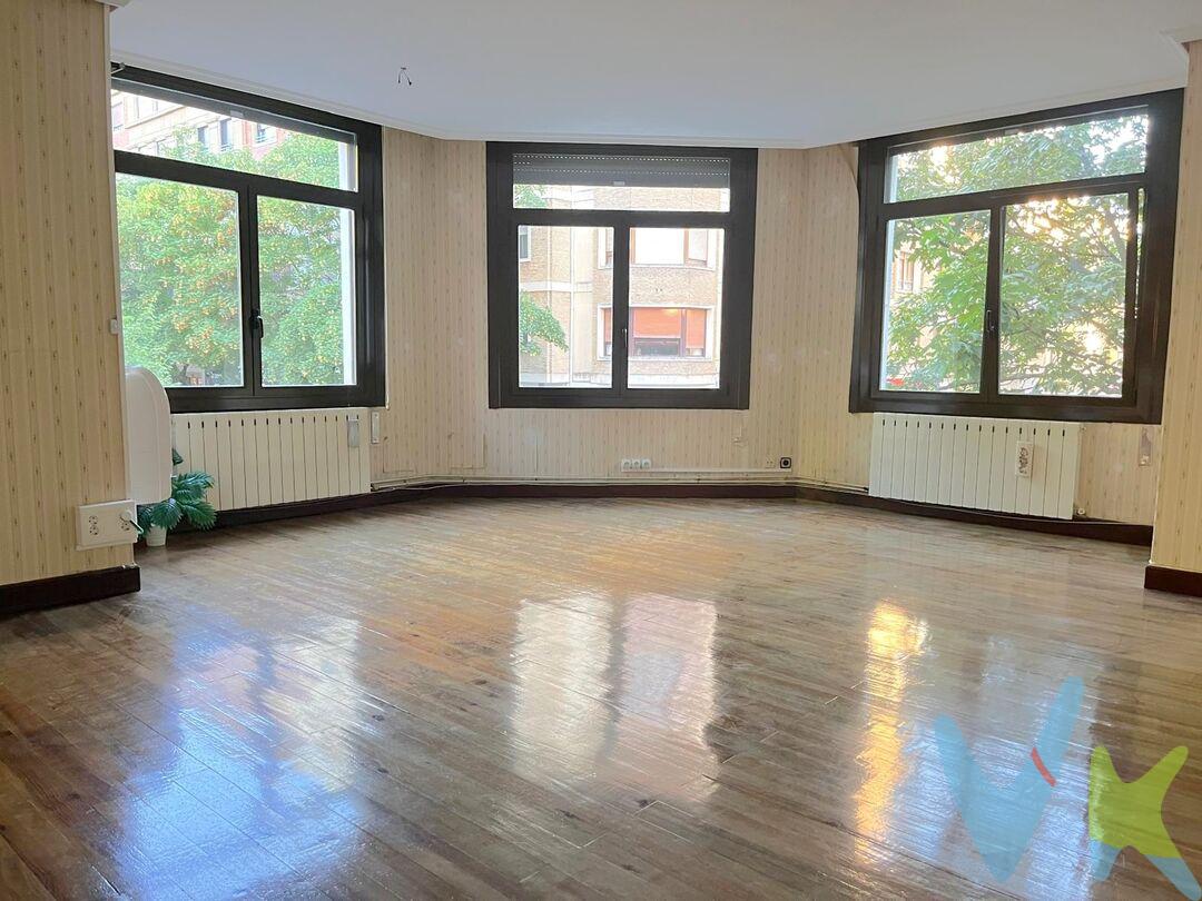 

 



¿Buscas luz, espacio y una ubicación top? Ven a descubrir este capricho en pleno Segundo Ensanche con balcón y un salón espectacular en chaflán con vistas directas a la Plaza de la Cruz.
 
Su distribución única te ofrece un salón-comedor enorme, súper dinámico y facilísimo de decorar a tu propio gusto. Está orientado al sureste, garantizándote sol durante gran parte del día. Sus tres ventanales miran directamente a la emblemática Plaza de la Cruz, ofreciéndote una panorámica abierta y alegre. Las ventanas cuentan con un aislamiento excelente y persianas eléctricas para tu total comodidad. Puedes crear una gran zona de relax, un comedor espacioso y un rincón de lectura ideal o un pequeño escritorio de trabajo frente a los ventanales.
El salón comunica directamente con la cocina, cuyas puertas cuentan con vidrieras hechas totalmente a medida, un detalle artesanal precioso. Desde la cocina sales a un balcón encantador, el sitio perfecto para cuidar tus plantas, tomar el sol o relajarte con un café. Una zona de descanso adaptada a ti.

Dormitorio principal: Un espacio tipo suite con su propio baño incorporado y salida directa al balcón.
Segunda habitación: Cuenta con un baño integrado, lo que la convierte en el espacio flexible perfecto para un segundo dormitorio, un despacho silencioso o tu estudio creativo.

Una vivienda con personalidad, difícil de encontrar, que mantiene los suelos originales que aportan carácter. El bloque está completamente reformado: cuenta con un portal moderno y elegante, puerta de acceso automatizada y un ascensor totalmente actualizado.
Estarás en el corazón del Segundo Ensanche, una de las zonas más cotizadas de Pamplona, con comercios, transportes y servicios a un paso de tu puerta. Todo a mano y sin ruidos. Disfruta de la ventaja de vivir en el centro pero sin sufrir el bullicio de la fiesta nocturna, ya que es una calle libre de bares de copas.
 
¡¡El hogar que estabas buscando, en el lugar que siempre quisiste!!
 

Datos meramente informativos, sin valor contractual.   El PVP indicado no incluye impuestos (régimen general del ITP (Impuesto de Transmisiones Patrimoniales) es el 6% sobre el precio de compra) ni gastos de transmisión (notaría, registro, AJD (Actos Jurídicos Documentados), que suma aproximadamente un 2% sobre el precio de compra). Honorarios de la agencia a cargo del vendedor. NO SE COBRA HONORARIOS AL COMPRADOR.
 





 




 







 
 







 









 








 



 

