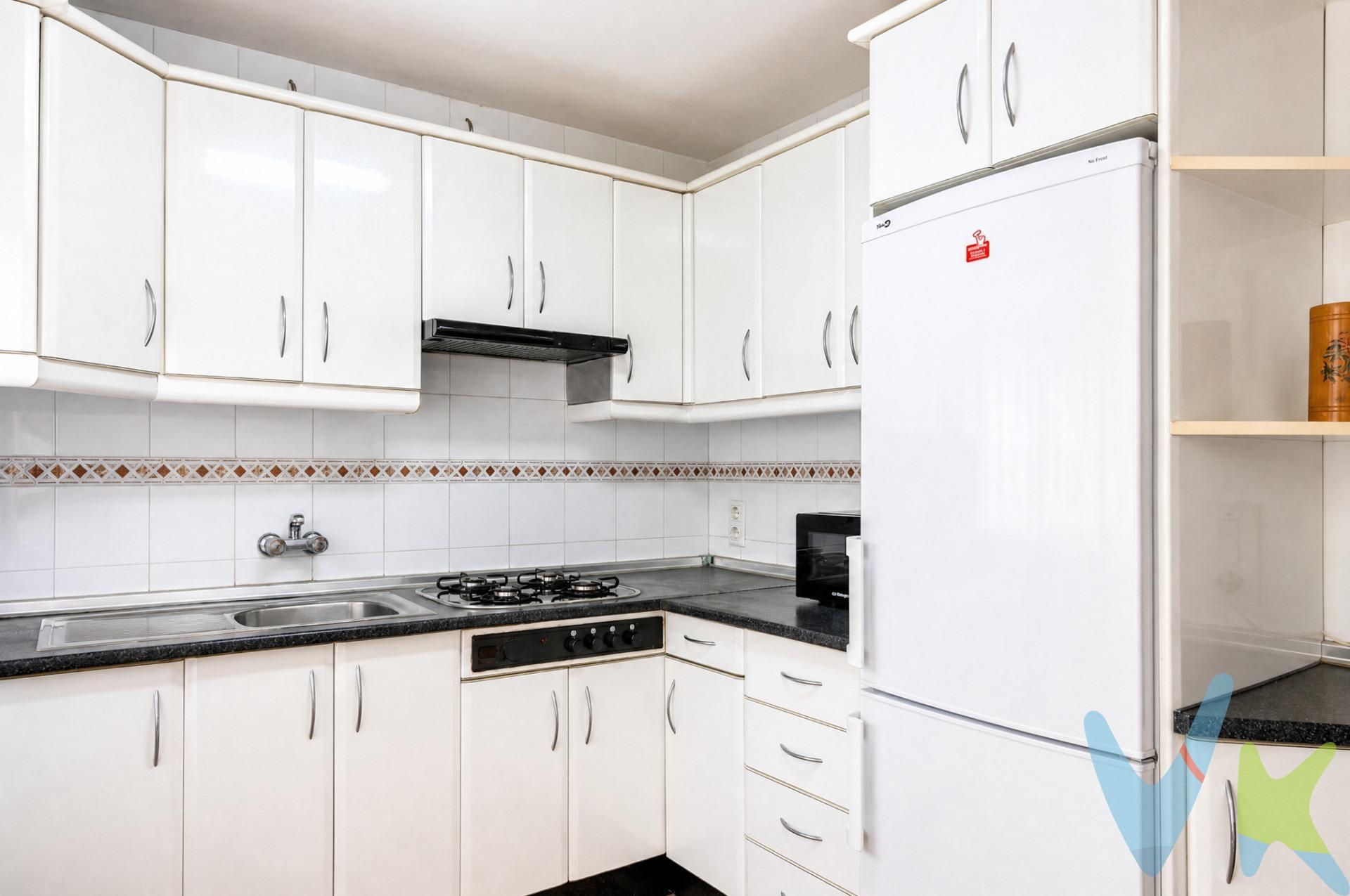 . Le presentamos esta estupenda vivienda situada en una zona muy próxima al centro urbano de Chiclana de la Frontera, ideal para quienes buscan comodidad, amplitud y buena conexión con todos los servicios del día a día. La vivienda se encuentra en una primera planta, dentro de un edificio tranquilo de solo dos plantas más azotea, con una comunidad reducida y agradable, formada por tan solo 5 vecinos por planta. El piso cuenta con una superficie aproximada de 92 m² aproximadamente y ofrece una distribución muy cómoda y funcional. Dispone de hall de entrada, cocina independiente, patio privado con lavadero cubierto, pasillo distribuidor, salón-comedor con vistas a la calle, tres dormitorios amplios y un baño completo. Uno de sus principales atractivos es que se entrega completamente amueblado y listo para entrar a vivir, lo que permite disfrutar de la vivienda desde el primer momento sin necesidad de realizar una gran inversión inicial. Su ubicación, su amplitud y la tranquilidad del edificio convierten este inmueble en una excelente opción tanto para vivienda habitual como para  segunda residencia o inversión patrimonial en Chiclana. Una vivienda cómoda, práctica y bien situada, perfecta para familias, parejas o compradores que buscan espacio y proximidad al centro sin renunciar a la tranquilidad. Comercializamos este inmueble en exclusiva para garantizarte toda la información necesaria junto a un servicio excepcional. En cumplimiento del Decreto Junta Andalucía 218/2005 del 11 Octubre, informamos al cliente que los gastos notariales e impuestos no están incluidos en el precio € . . Igualmente disponemos de un Seguro de Caución para garantizar las cantidades entregadas a nuestra Agencia en concepto de Reserva y/o Arras. Impuestos y gastos de la compraventa:. El comprador puede consultar de forma oficial los impuestos aplicables (ITP, AJD, etc.) en la web de la Junta de Andalucía:. https://www.juntadeandalucia.es/organismos/economiahaciendayfondoseuropeos/areas/tributos-juego/tributos/paginas/impuestos-cedidos-transmisiones.html. Si tiene cualquier duda sobre los gastos de la compraventa, llámenos y estaremos encantados de asesorarle de forma clara y personalizada. . . 