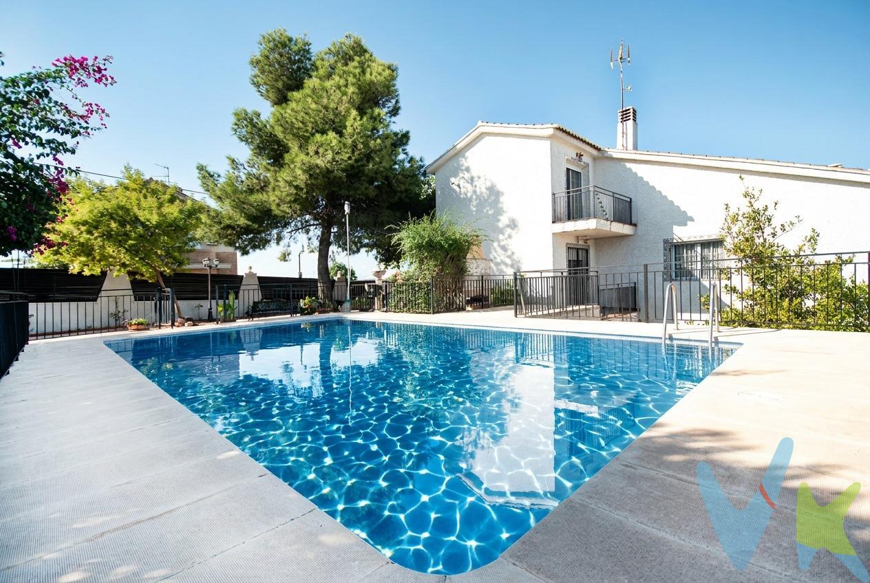 Este chalet urbano no es cualquier casa.. es de esas que te hacen suspirar nada más entrar. Empezamos fuerte 💪🏼: Nada más entrar nos encontramos con un gran comedor con chimenea, abierto hacia la buhardilla, lo que hace que sea simplemente mágico: Es ideal para reuniones, cenas especiales o simplemente para disfrutar de un buen libro al calor del fuego. Además, tiene una habitación doble con salida a balcón, y no un balcón cualquiera, no… uno con unas vistas increíbles que te hacen olvidar el estrés. Un baño completo para dar servicio a esta planta y una cocina gigante donde no solo puedes cocinar, sino también comer cómodamente. Y por si fuera poco, desde la cocina accedes a una terraza de unos 26 m² con vistas aún más espectaculares. ¡Imagínate los desayunos ahí, o esas cenas de verano con amigos!. Subimos a la planta alta y nos encontramos con cuatro habitaciones dobles y una sencilla abuhardillada, súper acogedora, ideal como despacho, cuarto de juegos o ese rincón especial que siempre has querido. El baño de esta planta está muy bien pensado: tiene doble puerta, una que comunica directamente con una de las habitaciones (como si fuera un baño en suite) y otra que da al pasillo, para que el resto de las habitaciones también puedan usarlo. Así, si quieres intimidad, la tienes; y si no, sigue siendo un baño cómodo y accesible para todos. ¡Funcional y con privacidad cuando la necesitas!. El garaje de 60 m² es brutal: cabe de todo, y además se ha aprovechado el hueco del forjado sanitario para para guardar trastos sin que estén por medio. Pero espera 🤚🏼, porque lo mejor está por llegar.. La parte exterior es sencillamente ESPECTACULAR. Tienes una piscina brutal, con unas vistas que te dejan sin palabras… perfecta para desconectar, tomar el sol o pegarte un buen chapuzón. ¿Eres de barbacoas? Pues aquí tienes una barbacoa de obra y, como extra, un paellero para esas comilonas de domingo con amigos y familia. Y lo mejor: varias terrazas repartidas según orientación, para que siempre encuentres tu rincón ideal. Una para desayunar al sol, otra para tumbarte a leer con brisa, una más íntima para cenar en pareja… ¡cada terraza tiene su momento! Aquí no solo vives, aquí disfrutas cada rincón al máximo. No es solo una casa, es ese lugar donde vas a disfrutarlo todo: vistas, espacio, calidad y momentos que se quedan para siempre. ¿Vas a dejar pasar la casa que lo tiene todo?. Mobiliario, vehículos y otros elementos decorativos y personales de la propiedad no incluidos. Impuestos, gastos de compraventa, intermediación y financiación no incluidos.