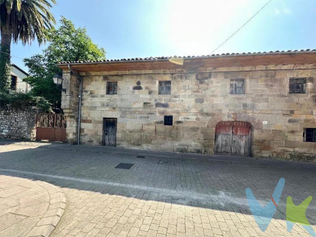 Majestuosa Casona Palacio de Los Maladinos, en pleno Camino Real de Cartes.Ubicada en el histórico Camino Real del pueblo de Cartes, esta imponente casona de 640m2 es una joya arquitectónica que espera ser restaurada y recuperar su antiguo esplendor.Construída en el siglo XIII, refleja su rica historia y tradición. Esta exclusiva propiedad, ofrece una oportunidad única para inversores visionarios.La casona, que requiere una reforma integral, se asienta en un generoso terreno urbano de 4.771m2. Esta parcela no sólo proporciona un entorno tranquilo y pintoresco, sino que también ofrece múltiples posibilidades de desarrollo y uso.La estructura principal conserva elementos originales que pueden ser restaurados y destacados, añadiendo un valor incalculable al proyecto.Su ubicación estratégica la convierte en una opción ideal para diversos proyectos, desde un hotel boutique de lujo hasta un complejo residencial exclusivo.No dejen pasar esta oportunidad única donde de invertir donde la historia y la modernidad pueden fusionarse para crear un espacio emblemático e inigualable.Solicite una visita donde le aportaremos todos los detalles de esta increíble propiedad.