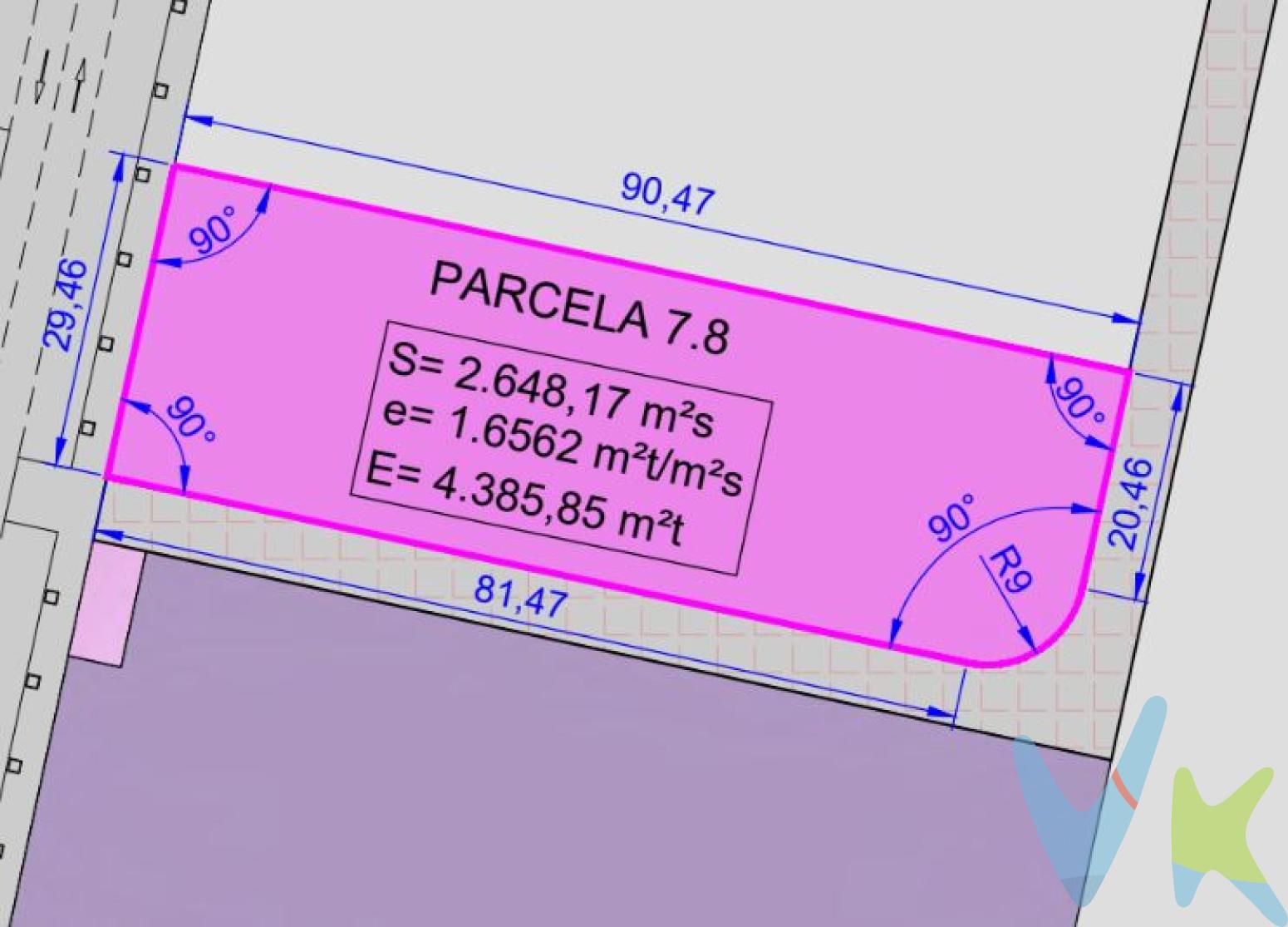 OPORTUNIDAD DE INVERSIÓN: Terreno Industrial en Venta en la Ampliación del Polígono 3 de Moncada (Valencia)Ubicación estratégica junto a la futura planta de Edwards Lifesciences Situado en la ampliación del Polígono 3 de Moncada, este terreno industrial representa una excelente oportunidad para empresas que buscan implantarse o expandirse en una de las zonas con mayor proyección empresarial de la provincia de Valencia. Se encuentra en el entorno inmediato donde se está instalando la nueva fábrica de Edwards Lifesciences, un proyecto de gran envergadura que aportará dinamismo económico, sinergias industriales y mayor valor al área.Características del terreno La parcela cuenta con una superficie de 2.648 m², con una edificabilidad de hasta 4.385 m² de techo, lo que permite un desarrollo amplio y funcional adaptado a diversos tipos de actividad industrial, logística o comercial. La normativa urbanística vigente permite una ocupación del 80%, lo que se traduce en un máximo edificable en planta de 2.118,40 m².El suelo admite hasta 3 alturas, salvo en el caso de hoteles, lo que brinda flexibilidad para proyectos de naves con oficinas, centros de distribución o instalaciones de fabricación. La parcela mínima es de 300 m², lo que también abre la posibilidad a desarrollos modulares o subdivisiones para varios operadores.Ventajas de la zona El polígono industrial se encuentra en plena fase de expansión y modernización, con infraestructuras renovadas y accesos mejorados. La cercanía a importantes vías de comunicación como la A-7, CV-315 y la CV-32, y la proximidad con Valencia capital (a tan solo 15 minutos), convierten esta ubicación en un enclave estratégico para empresas que requieran una buena conexión logística y acceso ágil a los principales mercados y puertos de la Comunidad Valenciana.Además, la implantación de grandes corporaciones como Edwards Lifesciences potenciará la atracción de talento, proveedores y servicios complementarios, generando un ecosistema empresarial muy favorable para nuevas inversiones.Oportunidad para promotores y empresas Ya sea para uso propio o como inversión a futuro, este terreno permite desarrollar proyectos adaptados a las necesidades actuales del mercado industrial, con posibilidad de personalización según el tipo de actividad. Ideal para empresas del sector farmacéutico, logístico, agroalimentario, tecnológico o manufacturero que busquen un emplazamiento moderno, bien comunicado y con proyección de crecimiento.No dejes pasar esta oportunidad única de establecer tu empresa en una de las zonas industriales con más futuro de Valencia. Contacta con nosotros para más información o para agendar una visita al terreno. Estamos a tu disposición para asesorarte en cada paso del proceso. 