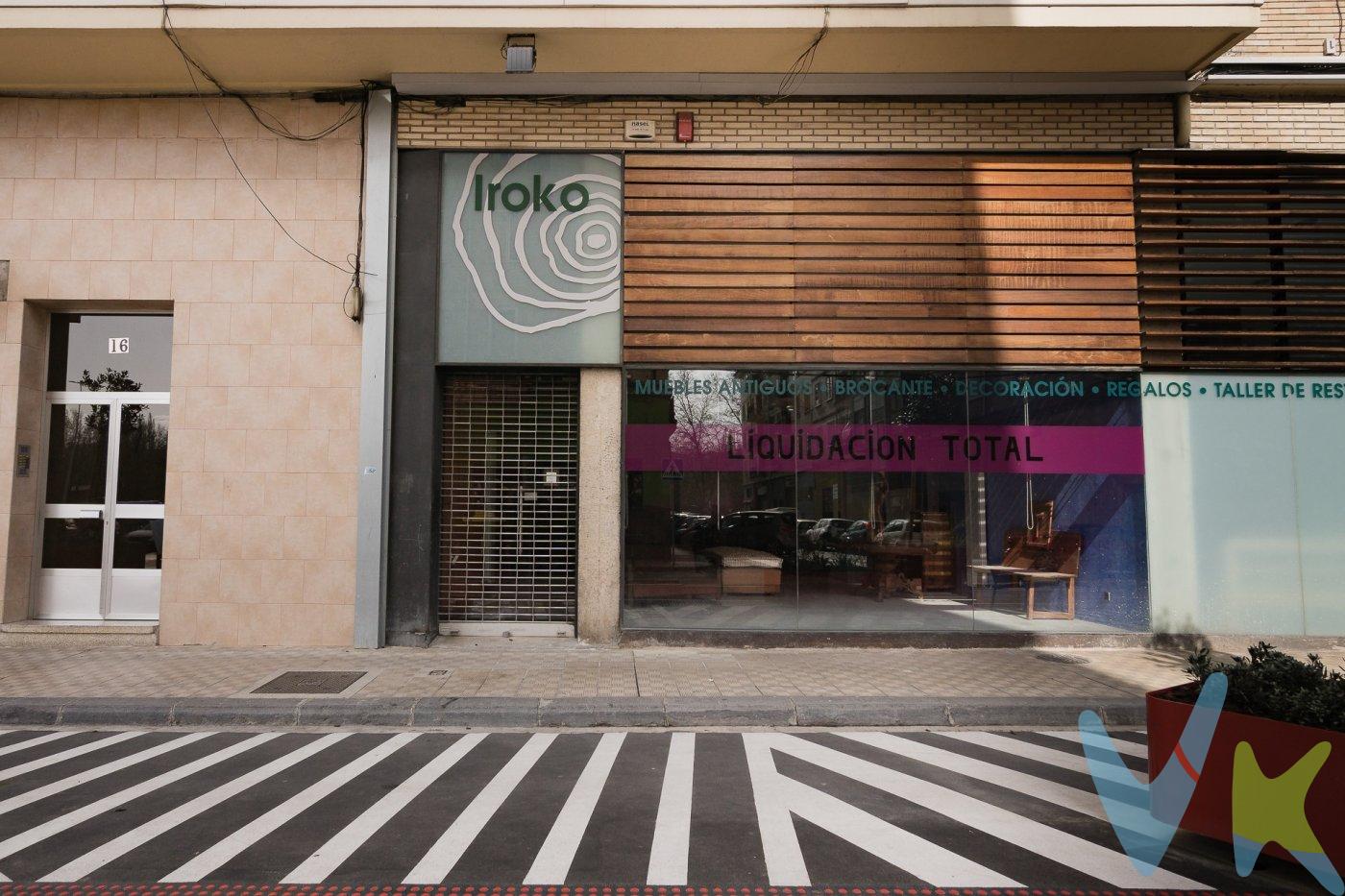 Estupendo Local a pie de calle.  Totalmente acondicionado.  En la actualidad está unido a otro local del que se segregará para su venta.  Si está pensando en montar un negocio sólo tendrá que llevar las mercancías o los enseres con los que desarrollar la actividad a la que quiere dedicarse y listo!!  Con cuatro ajustes, esta funcionando al día siguiente.  Anímense y venga a verlo!! Se lo enseñamos encantados!!.  IMPUESTOS Y GASTOS NO INCLUIDOS