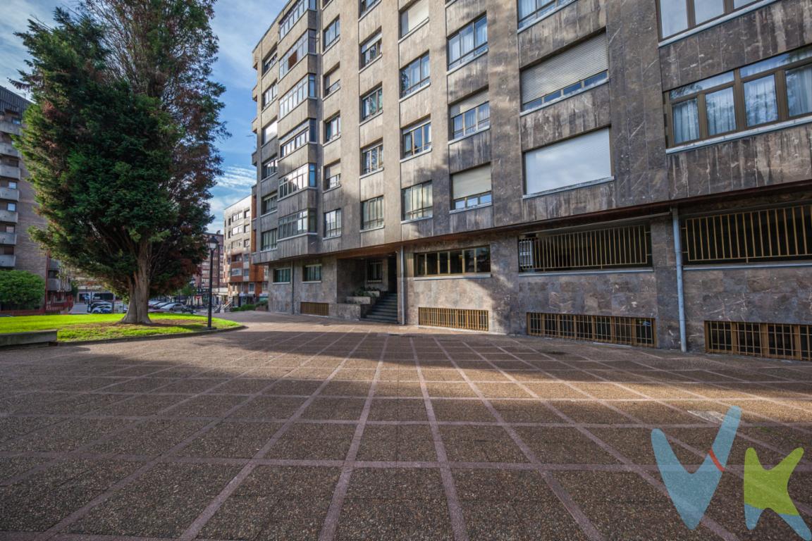 Si estas buscando un piso en Oviedo centro tenemos lo que buscas.Ponemos a la venta esta amplia  vivienda de 4 dormitorios, trastero y plaza doble de garaje.Situada en  la Plaza de Llamaquique , zona muy demanda , entorno tranquilo , rodeado de áreas  verdes , pues tiene todos los servicios , colegios, supermercados, universidades, ideal para familias o para aquellos que buscan un lugar  apacible para vivir.Vivienda amplia y muy bien distribuida, con 151, 23 metros cuadrados útiles , sin apenas pasillo .Dispone de dos puertas , principal y de servicio.Cocina-comedor  de gran tamaño , con despensa , zona de lavado y tendedero.Amplísimo  salón donde se puede decorar con  distintos ambientes y con una preciosa terraza muy bien orientada al parque.  Habitación principal  con  baño incorporado y amplio armario.2 habitaciones dobles con armarios empotrados , muy espaciosas.En la zona de la cocina- comedor, tenemos una estancia polivalente, con baño , que puede tener distintos usos.Tres baños. y siete armarios empotrados.Plaza de garaje doble, con acceso en ascensor desde la vivienda.  También dispone de un amplio trastero, situado en la planta bajo cubierta. Una oportunidad única para disfrutar de una vivienda en una de las zonas mas atractivas de Oviedo.Llámenos estaremos encantados de enseñársela.En el precio no están incluidos los gastos de Notaria y Registro, y no están incluidos el impuesto de transmisiones patrimoniales  .