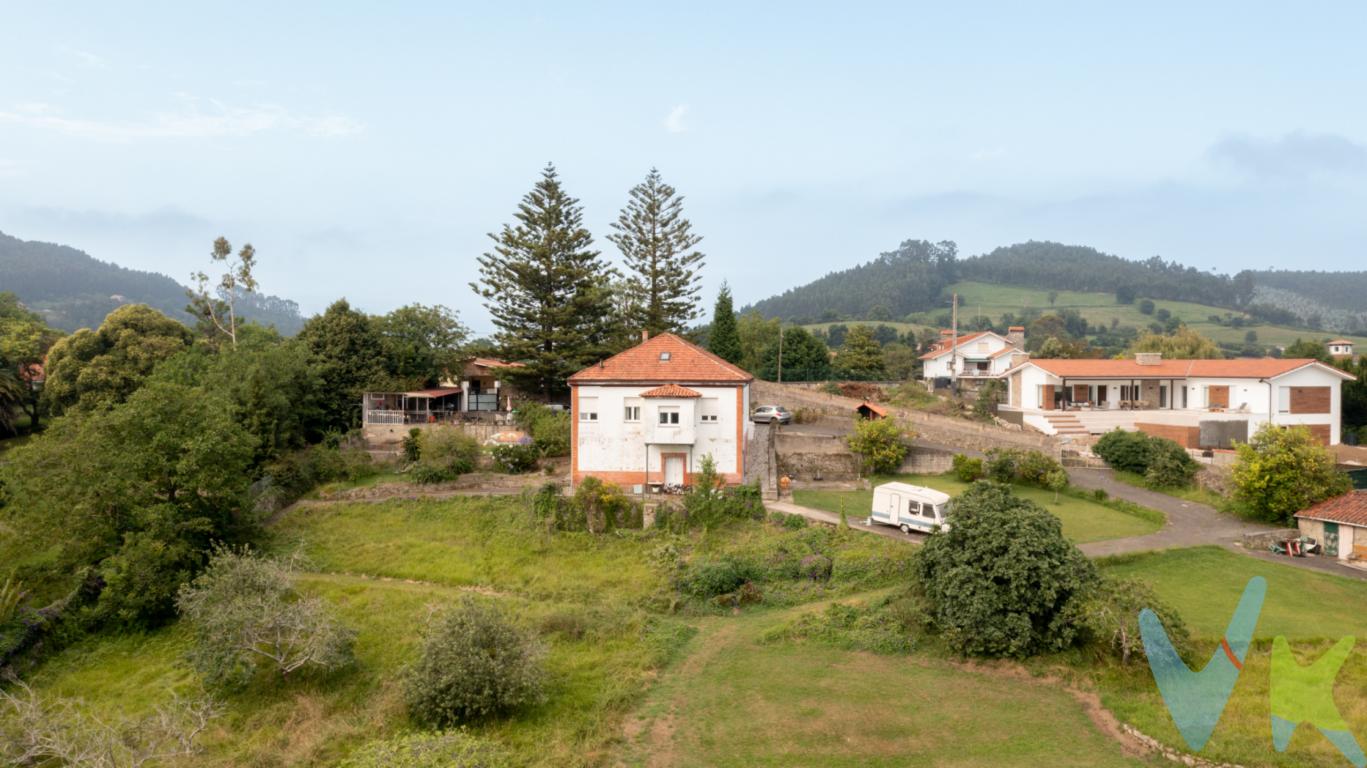  *Casa en Colunga en un situación privilegiada*Se trata de una zona tranquila a unos 400 metros del centro de la Villa y a solo a un Km y medio de la playa de a Griega.La parcela son 4.687 m2 de los cuales 3000 m2 son suelo urbano consolidado( se pueden segregar varias parcelas) y 1700 m2 en la zona Sur de suelo urbanizable. La vivienda son 427,6 m2 divididos en una planta principal  con hall,4 habitaciones, 2 baños, salón con chimenea, cocina y galería. En la planta de abajo podría ser un magnifico apartamento de airbnb o para invitados. También dispone de bajocubierta  con muchas posibilidades. El exterior cuenta con un aljibe con pozo fácilmente  covertible en piscina, una barbacoa de obra y dos casitas de aperos para almacenar lo relacionado con el jardín.¿A qué esperas para venir a visitarla?  