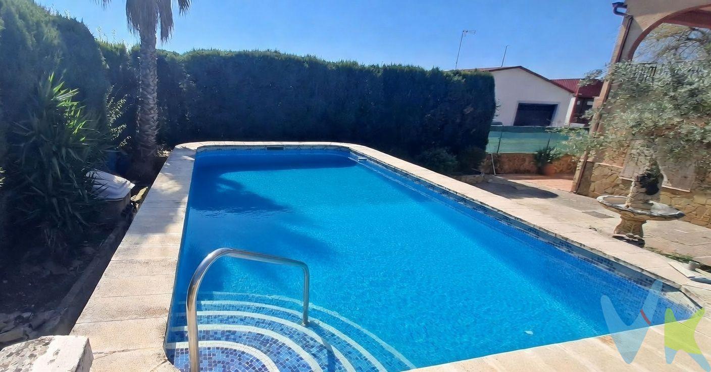 Se vende chalet ubicado en Barxeta, sobre una parcela de 545 m², ideal para disfrutar de tranquilidad, espacio y confort. La vivienda se distribuye en dos plantas y cuenta con una piscina de 28 m², perfecta para los días de verano, y una zona de barbacoa para reuniones familiares o con amigos. Primera planta (135 m²). La planta principal ofrece un espacio amplio y luminoso, compuesto por:. 1 comedor. 1 sala de estar. Cocina totalmente equipada. 2 habitaciones dobles. 2 cuartos de baño. 2 habitaciones simples. Marquesina con buenas vistas, desde la cual se puede contemplar la piscina y el entorno, ideal para relajarse o disfrutar de reuniones al aire libre. Planta baja (135 m²). La planta baja cuenta con amplias instalaciones pensadas para comodidad y funcionalidad:. Cochera grande, con espacio suficiente para varios vehículos. Comedor adicional y baño. Cuarto destinado a lavadora. Exteriores. Piscina de 28 m², ideal para refrescarse y disfrutar del sol. Barbacoa para momentos de ocio al aire libre. Este chalet combina espacios interiores amplios, zonas de ocio y confort, con una ubicación tranquila y bien comunicada en Barxeta. La opción de tener la cochera, comedor y baño independientes ofrece una ventaja única para disfrutar de reuniones o celebraciones con amigos, manteniendo la vivienda principal totalmente privada. Una oportunidad perfecta para quienes buscan una vivienda completa, con todo el espacio y comodidades para vivir cómodamente o disfrutar de fines de semana en familia. VENTA:. PVP 320.000€. Gastos e impuestos no incluidos en el precio. La compra conlleva impuestos y gastos de formalización para el comprador. A título orientativo se informa que en segundas transmisiones el ITP con carácter general en  Valencia es del 10%, pudiendo existir otros tipos impositivos atendiendo a las circunstancias  personales del comprador u otras circunstancias previstas legalmente. Base imponible del impuesto el mayor valor entre el precio de compraventa, la tasación o el valor de referencia catastral. En cuanto a los gastos de notaría y registro, en su caso,  suelen oscilar aprox; entre 1,5% y 2,5% (aranceles variables según precio, n.º de copias y complejidad). El comprador elige notario. Si el comprador precisase de hipoteca: tasación, condiciones y costes bancarios serán según entidad elegida por el comprador, así como los gastos de gestoría, y cualesquiera otros gastos inherentes a la formalización de la compraventa que legalmente correspondan a la parte compradora, salvo pacto expreso en contrario con el vendedor. El consumidor tiene, conforme a la normativa vigente, a su disposición información y documentación adicional relativa al inmueble y condiciones de la compraventa, que podrá ser consultada en C/Joaquín Costa 4, bajo 46005 Valencia o urbe2@remax.es. Honorarios de mediación inmobiliaria a cargo del  COMPRADOR: (3% del precio final de venta más IVA (21%), salvo otro pacto.); y de VENDEDOR (según acuerdo con el mismo).  Se informa al consumidor que la agencia actúa como intermediaria inmobiliaria en la operación, estando cualquier eventual compraventa y sus condiciones sujeta a la aceptación expresa del propietario-vendedor y a la posterior formalización del correspondiente contrato.
