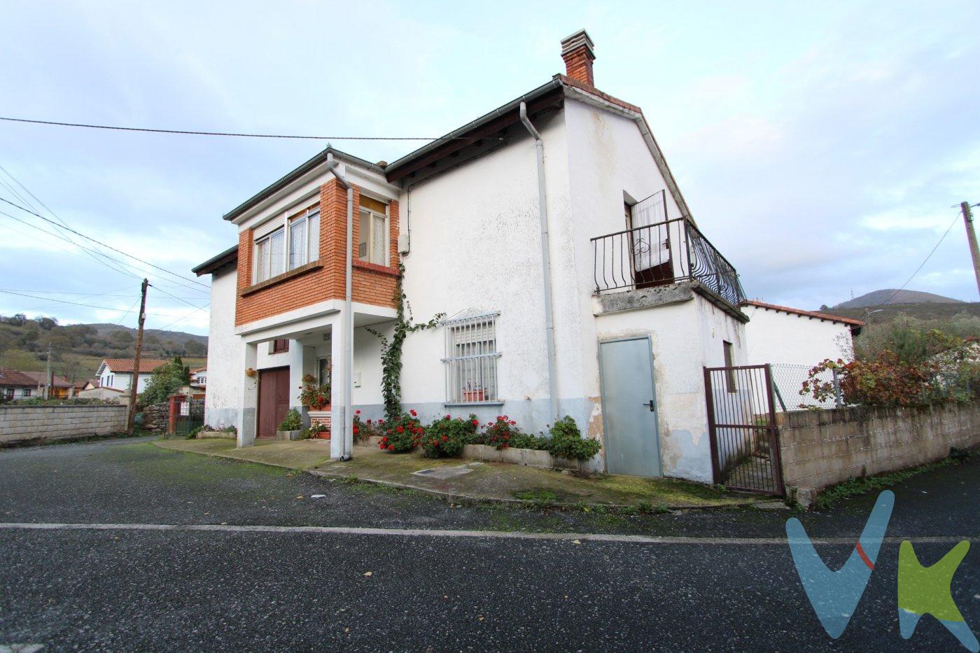 La casa, que reúne condiciones suficientes para ser habitada desde un primer momento, se encuentra, junto con el terreno que la rodea, en el casco urbano de esta tranquila aldea cántabra poblada por aproximadamente 300 habitantes. El edificio es de piedra con la fachada enfoscada, orientado al sur, bien conservado y con la cubierta en perfecto estado (vigas de madera de roble con placa de hormigón con nervometal y teja de tipo árabe). Está distribuido en dos plantas que acogen a una vivienda compuesta de soportal, cocina, sala de estar, cuarto de baño, cuatro dormitorios y 2 balcones, y a un local diáfano que en otro tiempo se utilizaba como cuadra y pajar. El entorno:. La casa se encuentra en la parte oriental del Parque Natural Saja-Besaya, en una zona con buenos servicios, junto a la autovía A-67 y a aproximadamente una hora en coche de Santander. Villayuso es la capital del municipio, como su propio nombre indica, este pueblo se asienta en las tierras bajas de un precioso valle que, sólo por su belleza paisajística merece la pena visitar. Por las inmediaciones de la casa que te ofrecemos, discurre el bravo rio Cieza, que da su nombre al municipio y en el cual encontramos otras dos preciosas aldeas: Villasuso, situado en la cabecera del rio y Collado ubicado en la parte alta de la montaña que rodea el Valle. Gastos de la transacción:. La compra de la vivienda está gravada por el impuesto de transmisiones patrimoniales. Su tipo impositivo general es del 10%. Si vas a destinar la vivienda a tu domicilio habitual podrás acogerte a reducciones de hasta un 50%. Además deberás hacerte cargo del coste de la escritura de compraventa y de su inscripción en el Registro de la Propiedad. No tendrás gastos de agencia inmobiliaria. Cédula de habitabilidad solicitada a la Dirección General de Vivienda y Arquitectura del Gobierno de Cantabria. Se encuentra pendiente de despacho. 