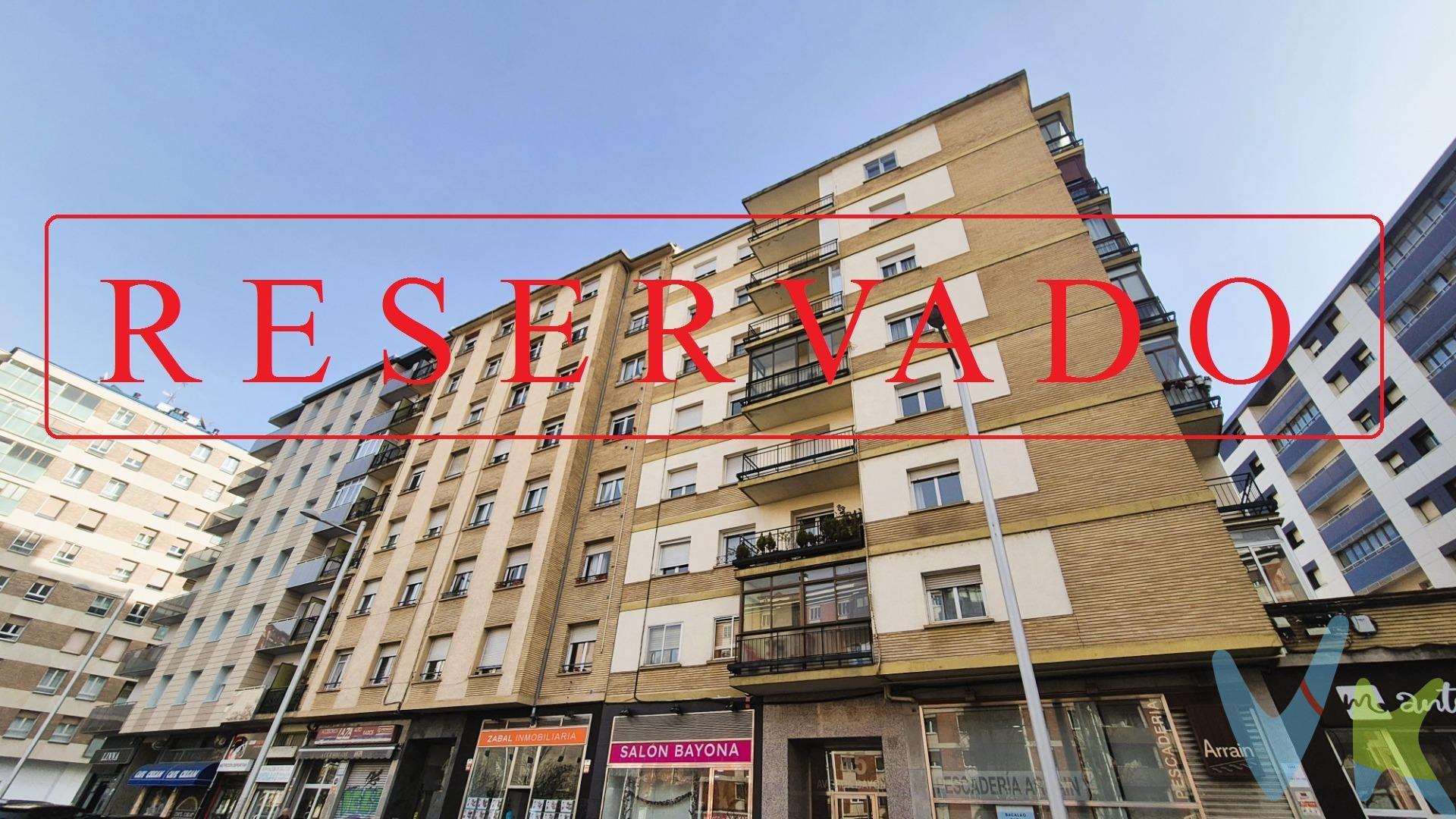 Una ubicación extraordinaria en la Avda Bayona es la carta de presentación de esta vivienda en la mejor zona de San Juan. ubicación que te proporciona comercio de proximidad infinito, servicios y dotaciones sin fin y transporte y comunicaciones sin límite. Pero no es lo único que le define. Una planta rectangular sin muros de carga te permitirá una fácil redistribución, las piezas son amplias y regulares, con grandes ventanales y techos altos. Una base espectacular para que el resultado sea impresionante. Además aunque el edificio no tiene sótano, hay opciones multiples de adquirir plazas de garaje de concesión o propiedad en las inmediaciones del edificio. Sin duda una propiedad que va a llamar mucho la atención. ¿También la tuya? ¡LLama y pide tu cita!