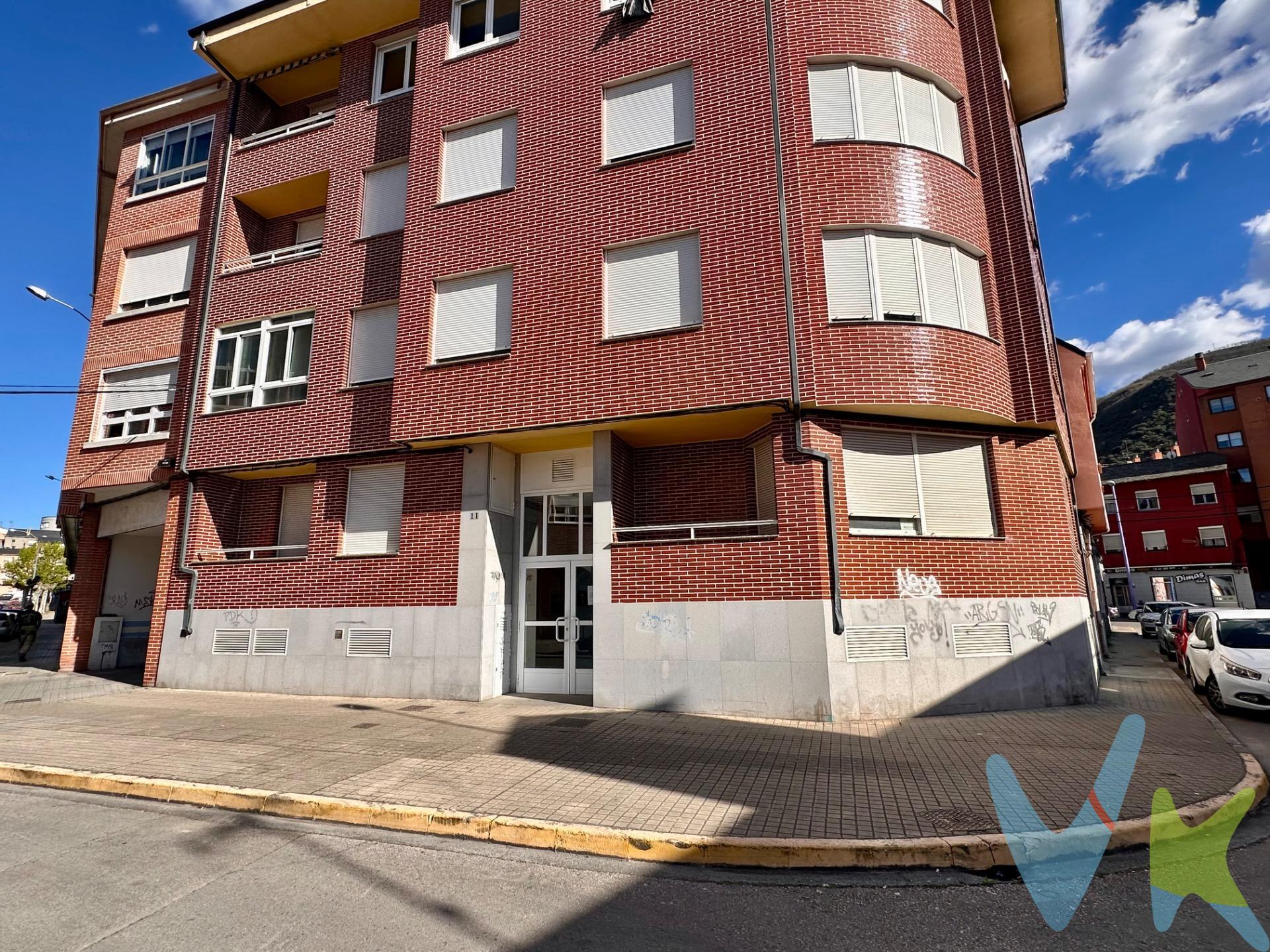 Descubre esta oportunidad de inversión en el barrio de Flores del Sil. . La vivienda está ubicada en la 2º planta de un bloque de viviendas de 2007 con ascensor. próxima a todos los servicios básicos necesarios. Se distribuye en hall de entrada, salón - comedor, cocina americana, 2 habitaciones dobles y baño completo. La calefacción y ACS se producen por caldera individual de gas ciudad. Completa la composición un trastero en planta sótano.