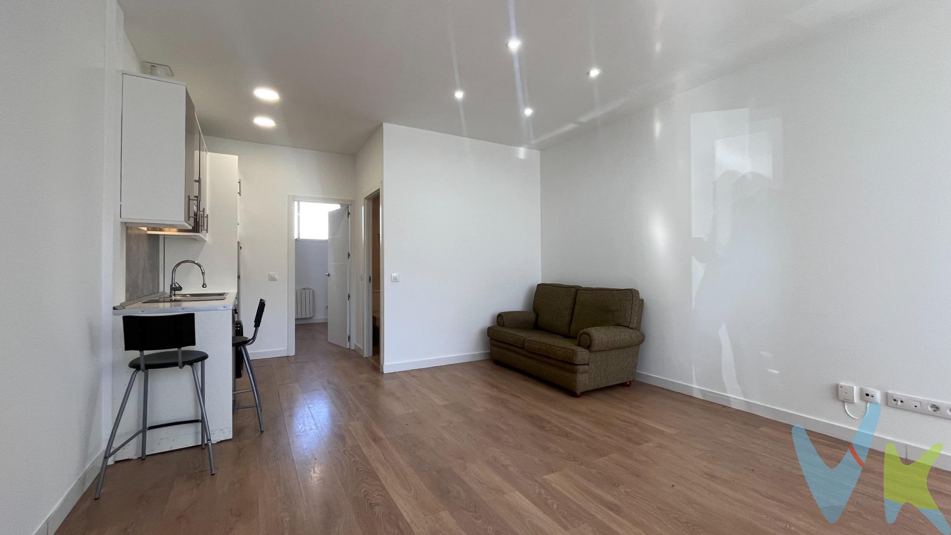 Excelente oportunidad para inversores en Madrid. Se vende conjunto de 4 locales totalmente reformados, con 192 m² construidos, listos para alquilar desde el primer día y con rentabilidad estimada del 6%. Ubicados en Calle de Mesena, junto a Arturo Soria, en una zona residencial tranquila, consolidada y con alta demanda de alquiler, lo que convierte esta propiedad en una inversión segura y estable. Distribución. Local 1 – 51 m² (acceso directo desde la calle). Salón con cocina integrada, estancia/habitación con armario y ventana a la calle y baño completo con plato de ducha. Locales 2, 3 y 4 – 42 m², 41 m² y 51 m² (acceso desde portal). Amplio hall de entrada, salón con cocina americana amueblada y equipada, baño completo con plato de ducha y estancia/cuarto independiente. Ventanas a zonas comunes con piscina y jardín. Acceso a través de zona privada de distribución. Ubicación. Situados en una de las zonas residenciales más demandadas del noreste de Madrid, con todos los servicios a pocos minutos:. ✔ supermercados y comercios. ✔ colegios y centros educativos. ✔ restaurantes y servicios. ✔ transporte público cercano. ✔ rápido acceso a M-30 y M-40. Zona con alta demanda de alquiler para profesionales y trabajadores, lo que garantiza ocupación y estabilidad en la inversión. Ideal inversores. ✔ 4 unidades en una sola operación. ✔ 192 m² construidos. ✔ totalmente reformados. ✔ listos para alquilar. ✔ rentabilidad estimada del 6%. ✔ ubicación estratégica en Madrid. Perfecto para inversores que buscan rentabilidad inmediata y un activo inmobiliario sólido en una zona consolidada. Conforme a lo establecido en la Ley 10/2025 de Publicidad Inmobiliaria, se informa que: . * El precio de venta publicado: no incluye el mobiliario ni la decoración, ni los impuestos, ni los honorarios derivados del servicio de compra. * El comprador asumirá, además del precio de compraventa, un coste adicional del 3 % del precio de venta del inmueble en concepto de servicio de gestión, asesoramiento y acompañamiento en todo el proceso de compra. * Impuesto de Transmisiones Patrimoniales (ITP):6 % del precio de compra. * Gastos de notaría: entre un 0,2 % y un 0,5 % del del precio de compra. * Gastos de inscripción en el Registro de la Propiedad: estimados entre un 0,1 % y un 0,25 % del precio de compra. 📞 Consúltanos para más información o concertar una visita.