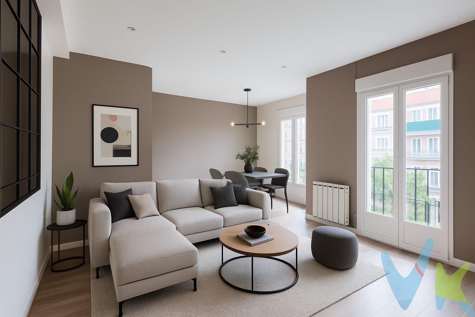Vivienda completamente renovada  en edificio clásico del Barrio de Salamanca (principios del siglo XX),. Reformada con todo lujo de detalles y altas calidades, uno de los mejores lugares de la capital para fijar su residencia. Puerta de acceso a vivienda con cerradura de alta seguridad.Altura de techos propia de los edificios clásicos de la época.Control de acceso en portal mediante cámara de grabación permanente y servicio de portería durante el día con recogida de basura. Ventanas con rotura de puente térmico, vidrio de seguridad y total aislamiento acústico y térmico. Cocina, separada del salón mediante cristalera en “jaula” de acero tratado, recepción del sonido de TV por bluetooth, así como de móvil u otro dispositivo mediante altavoces situados en el techo.Placa de inducción, horno pirolítico, microondas, lavadora, lavavajillas y campana extractora Balay, todo ello a estrenar.   Suelos de madera flotante en toda la vivienda. En baños y cocina, suelos cerámicos imitación madera. Persianas eléctricas en toda la vivienda con interruptores junto a la zona de descanso. Focos de seguridad en duchas. 