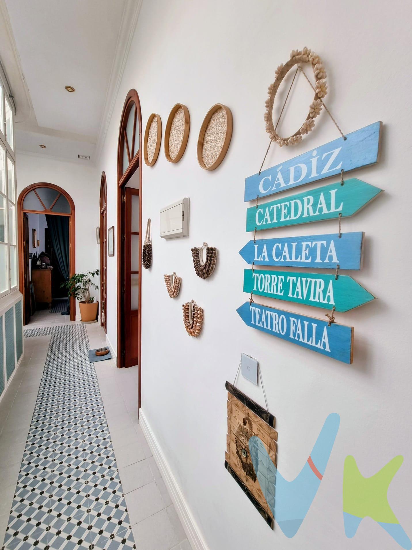 Les presentamos esta maravillosa  propiedad que redefine el concepto de elegancia en el centro histórico de Cádiz que te dejará maravillado/a desde que entres. Situada en una finca representativa de 1888, esta vivienda fusiona la nobleza de la arquitectura gaditana con una reforma integral de diseño contemporáneo. Ubicada en una segunda planta sin ascensor, ofrece una oportunidad única para quienes buscan el equilibrio perfecto entre patrimonio, confort y ubicación. Consta de 195,56 m² construidos maximizando la sensación de amplitud gracias a sus techos altos, característicos y suelos hidráulicos de diseño. El corazón de la casa es su salón exterior con chimenea de leña donde la luz natural inunda el espacio a través de dos balcón a la calle siendo uno de ellos un cierro, creando una atmósfera sofisticada y aireada. Con una amplia cocina, independiente y funcional. La vivienda se integra inteligentemente recibiendo luz y ventilación natural a través de un patio central donde rodea una galería acristalada garantizando privacidad y eficiencia. El inmueble dispone de 4 dormitorios dobles diseñados para ofrecer el máximo silencio y descanso.  La propiedad se completa con un total de 2 baños completos de diseño y 1 aseo los cuales de altas calidades.. La propiedad se sitúa en  un enclave estratégico que combina la tranquilidad residencial con la inmediatez de la vida urbana. A escasos metros del paseo de la Alameda Apodaca y el Baluarte de la Candelaria, y a un paso de la Plaza de Mina. Esta zona del Mentidero es altamente demandada por su perfil sociocultural alto y su cercanía a una amplia oferta de servicios, desde transporte público y centros de salud hasta una vibrante oferta gastronómica y de ocio. Vivir aquí permite disfrutar de la brisa marina y la historia sin renunciar a la comodidad, con parkings públicos cercanos (como Santa Bárbara) para solventar las necesidades de aparcamiento. Impuestos, honorariosy gastos del comprador derivados de la compraventa no incluidos en el precio. El consumidor tiene a su disposición la Ficha Informativa de la Vivienda conforme a la normativa vigente. ✔ Contamos con Seguro de Caución y Responsabilidad Civil para la plena garantía de nuestros clientes. ✔ Más de 28 años de experiencia avalan nuestra trayectoria, profesionalidad y compromiso. Operación sujeta a ITP, cuyo tipo general es del 7% respecto al precio de venta, consultar otros tipos por circunstancias del comprador, en virtud de lo dispuesto en el Ley 5/2021, de 20 de octubre, de Tributos Cedidos de la Comunidad Autónoma de Andalucía. El comprador, en caso de que querer adquirir la vivienda a través de la agencia, deberá abonar a ésta unos honorarios que ascienden al 3% del precio de la compraventa, más IVA del 21%. Los gastos aproximados de Notaría y Registro se cifran entre 800€ y 1600€, el importe exacto dependerá del precio final de la compraventa, número de copias de la escritura, número de páginas de la escritura, complejidad, etc, en virtud de lo dispuesto en el Anexo I del Real Decreto 1426/1989, por el que se aprueba el arancel general de Notaría, y el Anexo I del Real Decreto 1427/1989, por el que se aprueba el arancel de los Registradores de la Propiedad. En caso de necesidad de financiación bancaria para la compra, los gastos de la misma deberán ser obtenidos de la entidad bancaria que vaya a financiar la operación. Se hace constar que la agencia efectúa una labor de intermediación, y que las condiciones finales de la compraventa quedan sujetas a la aceptación expresa de la parte vendedora y a la ulterior formalización del contrato. Periodo de validez: hasta el 31/12/2026