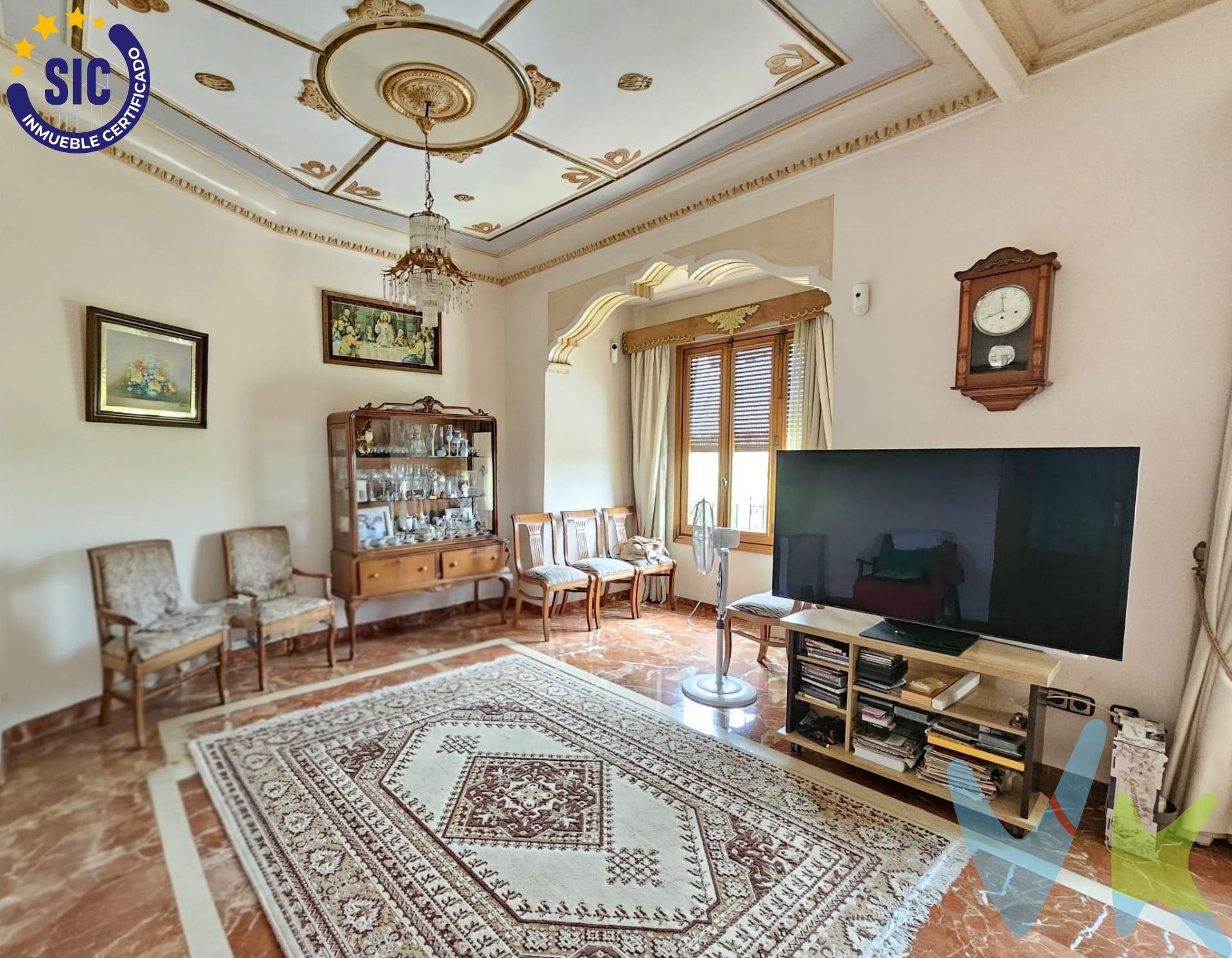 🏛️ Venta de Nuda Propiedad con Vistas al Parque del Oeste. ---> NO SE VENDE EL PISO, SE VENDE LA TITULARIDAD DE ÉSTE (VENTA DE NUDA PROPIEDAD), EL USUFRUCTO (DERECHO A USO Y DISFRUTE) SE MANTIENE PARA QUIEN HABITA LA VIVIENDA HASTA SU FALLECIMIENTO O IDA. Por eso el precio es inferior al precio actual de mercado. ---> Usufructo vitalicio a favor de dos hermanas de 79 y 86 años, lo que convierte esta operación en una inversión patrimonial a medio/largo plazo. Inversión estratégica en edificio protegido con encanto histórico. Presentamos esta exclusiva nuda propiedad en uno de los enclaves más funcionales y bien comunicados de la ciudad. Ubicado en un edificio protegido, perfectamente conservado y con acceso directo al ascensor desde la calle (sin escalones), este piso combina elegancia arquitectónica, luz natural abundante y vistas inigualables al emblemático Parque del Oeste, también conocido como el Parque del Avión. ✨ Características destacadas:. • 	Orientación suroeste, la más codiciada por su luminosidad y confort térmico. • 	Vistas despejadas al parque, un auténtico pulmón verde urbano. • 	Suelo de mármol en toda la vivienda, aportando distinción y frescura. • 	Techos altos, que amplifican la sensación de amplitud, decorados con lámparas elegantes. • 	Distribución optimizada: originalmente de 4 dormitorios, uno se ha integrado a la cocina para crear un acogedor comedor diario, práctico y agradable. • 	Dos baños completos, uno de ellos con bañera de hidromasaje, ideal para momentos de relax. • 	Ascensor accesible desde la entrada, sin barreras arquitectónicas. • 	Edificio protegido, de gran valor patrimonial, que aporta estabilidad y prestigio. • 	Solo dos vecinos por planta, en un edificio de siete plantas, lo que garantiza privacidad y tranquilidad. 📍 Sobre la ubicación:. Situado en Archiduque Carlos, una zona urbana consolidada, con excelente conectividad y todos los servicios a mano. Aunque el entorno es dinámico y activo, el piso destaca por su silencio interior y sus vistas despejadas al parque, ofreciendo un oasis de calma dentro del ritmo urbano. VENTA:. PVP 315.000€.  Gastos e impuestos no incluidos en el precio. La compra conlleva impuestos y gastos de formalización para el comprador. A título orientativo se informa que en segundas transmisiones el  ITP  con carácter general en  Valencia  es del  10%, pudiendo existir otros tipos impositivos atendiendo a  las circunstancias  personales del comprador u otras circunstancias previstas legalmente. Base imponible del impuesto el mayor valor entre el precio de compraventa, la tasación o el valor de referencia catastral. En cuanto a los gastos de  notaría y registro, en su caso,  suelen oscilar aprox; entre 1,5% y 2,5% (aranceles variables según precio, n.º de copias y complejidad). El comprador elige notario. Si el comprador precisase de  hipoteca: tasación, condiciones y costes bancarios serán según entidad elegida por el comprador, así como los gastos de gestoría, y cualesquiera otros gastos inherentes a la formalización de la compraventa que legalmente correspondan a la parte compradora, salvo pacto expreso en contrario con el vendedor. El consumidor tiene,  conforme a la normativa vigente, a su disposición información y documentación adicional relativa al inmueble y condiciones de la compraventa, que podrá ser consultada en C/Joaquín Costa 4, bajo 46005 Valencia o urbe2@remax.es. Honorarios de mediación inmobiliaria a cargo del  COMPRADOR: (3% del precio final de venta más IVA (21%), salvo otro pacto.); y  de VENDEDOR (según acuerdo con el mismo). . Se informa al consumidor que la agencia actúa como intermediaria inmobiliaria en la operación, estando cualquier eventual compraventa y sus condiciones sujeta a la aceptación expresa del propietario-vendedor y a la posterior formalización del correspondiente contrato.