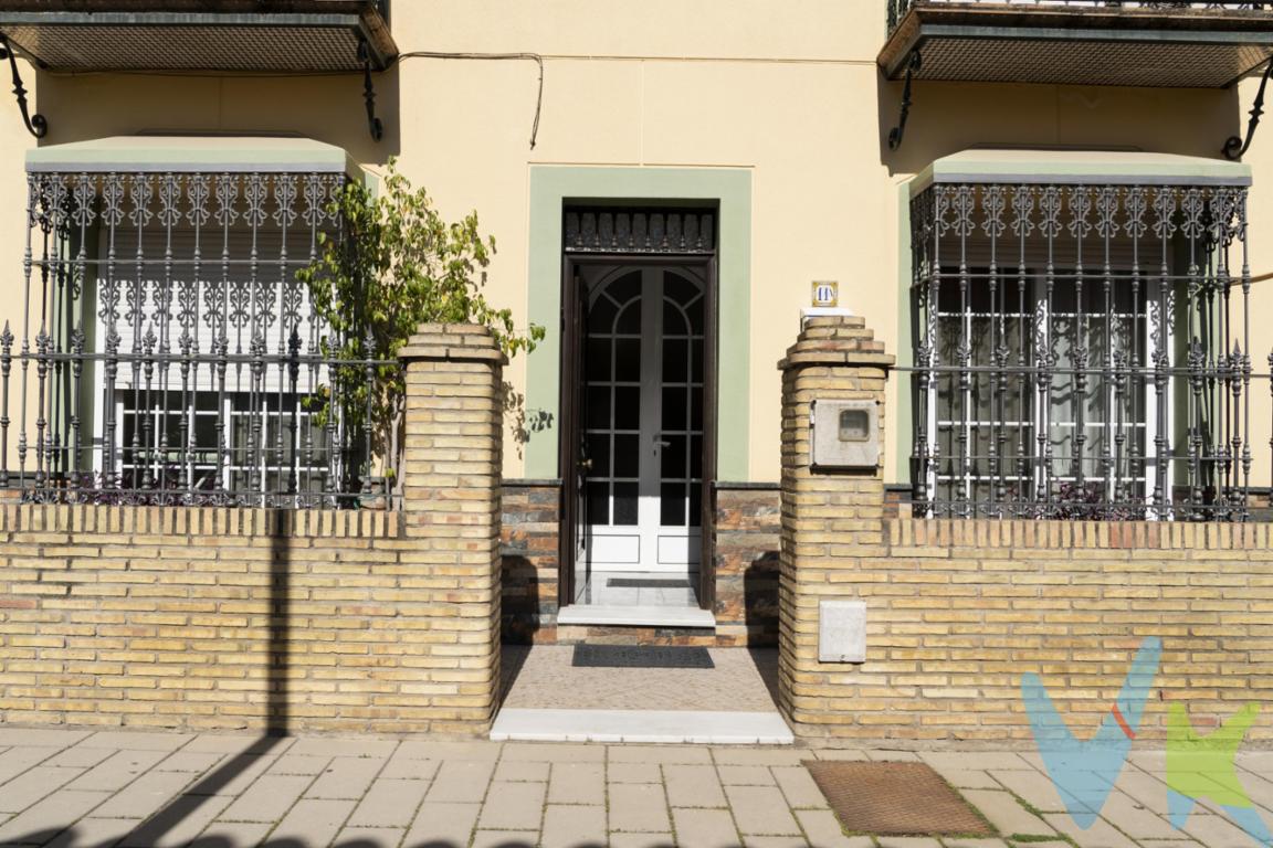 PRECIO DE VENTA: [ 169.000 + GASTOS ] EUROS. Tu refugio de luz en pleno corazón de Coria del Rio. Imagina despertar cada mañana en una casa donde el sol es el protagonista. Esta luminosa vivienda de planta baja te ofrece la comodidad que buscas con un diseño funcional. El Corazón de la Casa: Un amplio salón con cocina abierta, diseñado para crear momentos inolvidables mientras cocinas y compartes con los tuyos en un ambiente diáfano y lleno de vida. Zona de Descanso: Cuenta con 3 dormitorios. El principal es un verdadero oasis privado, ya que dispone de su propio baño en suite. Además, la vivienda cuenta con un segundo baño completo para mayor comodidad. Tu Oasis Exterior: Al fondo, un encantador patio trasero te espera para disfrutar de cenas al aire libre, un café por la mañana o simplemente desconectar del mundo. Incluye un práctico trastero para mantener todo en orden. Ubicación Privilegiada: Situada en una calle peatonal, disfrutarás de la tranquilidad absoluta, sin ruidos de tráfico, en un entorno seguro y familiar. En cumplimiento de las obligaciones de información previstas en la Ley 10/2025, de 28 de diciembre, de servicios de atención a la clientela y transparencia, así como en la normativa sectorial vigente, se hace constar que el precio indicado no incluye los gastos e impuestos inherentes a la adquisición, los cuales se desglosan a continuación:. * Impuesto sobre Transmisiones Patrimoniales (ITP): se aplicará el tipo impositivo vigente en la Comunidad Autónoma de Andalucía (generalmente el 7% (11.830), sin perjuicio de tipos reducidos del 3,5%, 1,2% o 1% aplicables según las circunstancias personales del comprador o las características del inmueble). El impuesto se devenga sobre el Valor de Referencia de Catastro o el precio de venta, aquel que resulte superior. * Gastos de Notaría: Los honorarios notariales se calcularán conforme al arancel oficial regulado en el Anexo I, del Real Decreto 1426/1989, de 17 de noviembre, por el que se aprueba el arancel Notarial. * Gastos de Registro: La inscripción en el Registro de la Propiedad se facturará según el arancel oficial establecido en el ANEXO I, del Real Decreto 1427/1989, de 17 de noviembre, por el que se aprueba el arancel Notarial. * Gastos de Gestión (Gestoría): Los honorarios por la tramitación administrativa, liquidación de impuestos e inscripción registral ascienden a [545,00€] aproximadamente (IVA incluido). * Honorarios Agencia del Vendedor: incluidos en el PVP. * Honorarios Agencia del comprador: Se informa que existen honorarios profesionales a cargo del adquirente, en aquellos casos, en que se hubieran contratado servicios de encargo de compra. La agencia prestará los servicios de información, asesoramiento y acompañamiento previstos en el Encargo de Servicios y en el D.I.A. Si solicita servicios adicionales o personalizados, sus honorarios serán informados previamente, de forma individualizada y por escrito, conforme a la libertad de pactos y a la normativa vigente. NO VINCULADOS AL PRECIO DE COMPRA. Para una información exhaustiva sobre el funcionamiento, tipos impositivos y bonificaciones del ITP en Andalucía, puede consultar el portal oficial de la Agencia Tributaria de la Junta de Andalucía en el siguiente enlace:. Documento D.I.A. a disposición del consumidor según Decreto 218/2005 Junta de Andalucía.