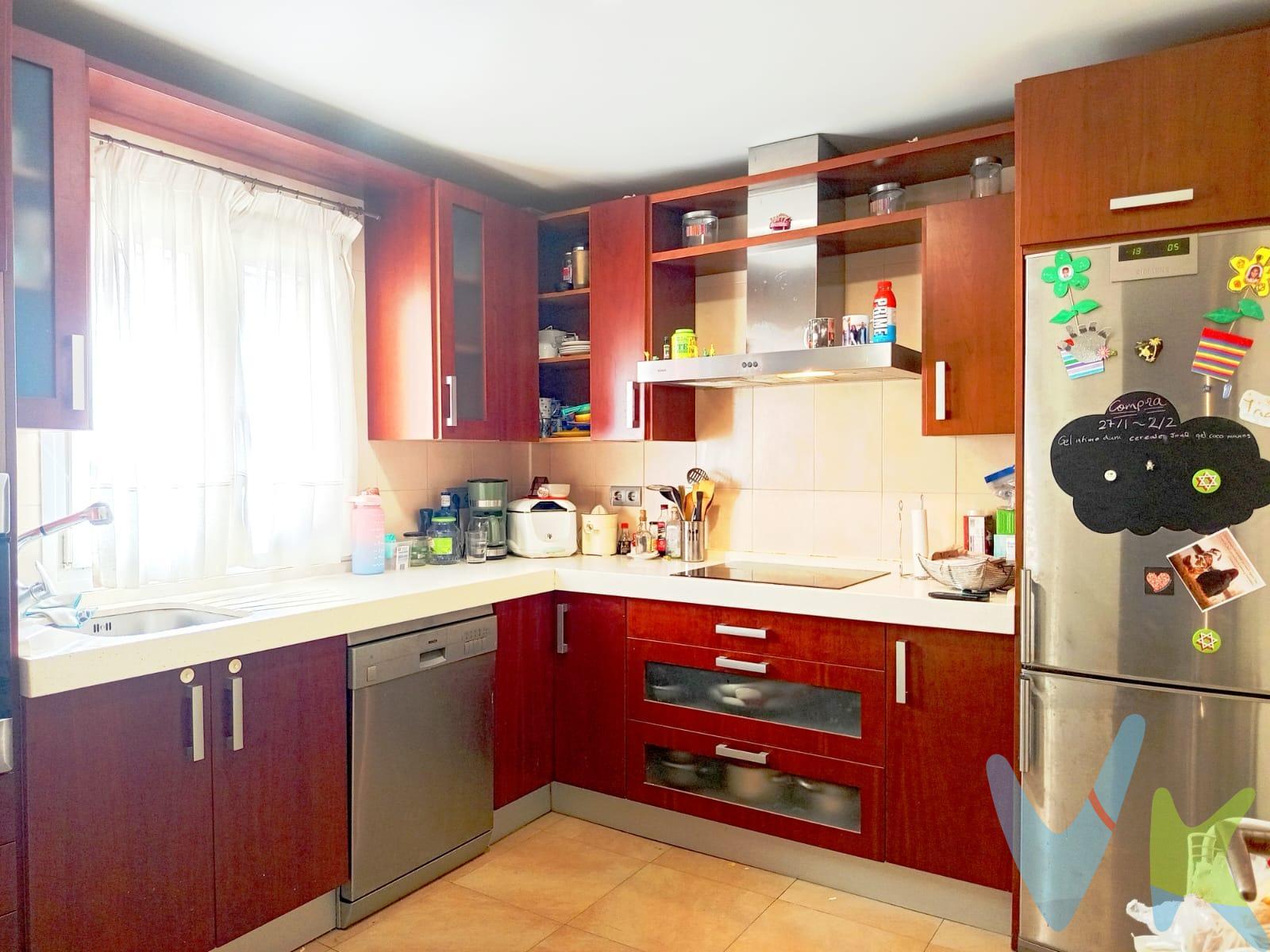 Te presentamos este precioso dúplex, en primera planta sin ascensor; en la demandada zona de Fuente Amarga, de Chiclana. . Situado a escasos minutos a pie del centro de la ciudad y con un fácil acceso hacia la playa de la Barrosa y fácil acceso a la carretera de la autovía, muy cerca de colegios, supermercados, farmacias, tiendas, restaurantes, y parques infantiles.  . La Vivienda consta de 158m2 construidos, está distribuida de la siguiente manera: . En la primera planta encontramos un espacioso salón-comedor equipado con aire acondicionado por Split, amplias ventanas que aportan gran luminosidad y confort, aseo de cortesía para el uso general, cocina totalmente amueblada y trastero. En la segunda planta encontramos tres dormitorios, uno de ellos doble con armarios empotrados, dos cuartos de baño completos con bañera y escaleras de acceso a la azotea. Y en una planta superior, una magnífica terraza privada con castillete y  vistas espectaculares. Toda la vivienda se encuentra semi-reformada y equipada con buenas calidades, como ventanas lacadas en blanco y de doble acristalamiento, suelo terrazo y puertas en madera maciza de haya, así como la gran luminosidad que aportan la orientación sur de la vivienda. No dejes de visitar esta propiedad puede ser la tuya!. Informamos a nuestros clientes que el precio de venta no incluye lo siguiente: Honorarios de la agencia Inmobiliaria, Impuestos (el impuesto de transmisiones patrimoniales IVA o AJD en su caso), Otros gastos de la compraventa (gastos de registro de la propiedad, Notaria, Gestoría ni de posible financiación) Documento F.I.A. a disposición del consumidor según decreto218/2005 Junta de Andalucía. A su vez, disponemos del Documento Informativo Abreviado de la propiedad (Según Decreto 218/2005, del 11 de octubre). Disponemos de seguro de caución, para la protección del dinero entregado como señal para la reserva de una propiedad. . 