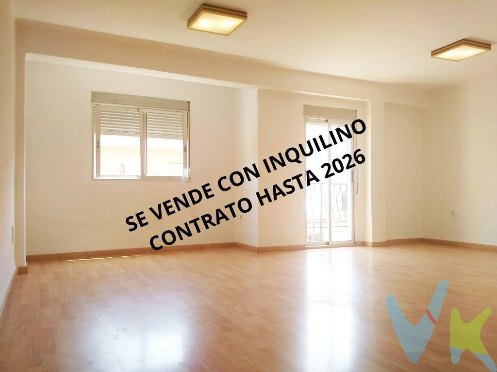 Se pone a la venta un piso en cuarta planta sin ascensor, en una zona consolidada y bien comunicada de Alaquàs. La propiedad cuenta con dos habitaciones dobles, un baño completo, y un luminoso comedor con salida a un balcón que proporciona ventilación e iluminación natural. La cocina es independiente y está lista para ser equipada según las necesidades del nuevo propietario. Actualmente, la vivienda se encuentra alquilada a un inquilino que realiza los pagos puntualmente con el servicio PREMIUM de Desvincula-T, lo que convierte esta propiedad en una oportunidad de inversión con ingresos garantizados desde el momento de la compra de la propiedad. La venta se realiza con el inquilino vigente, aunque también puede ser adquirida para uso personal si así se desea al finalizar el contrato de la inquilina en Noviembre del 2026. Es una opción atractiva tanto para inversores como para particulares que busquen una vivienda en una ubicación tranquila y bien valorada. Es una oportunidad de compra, si quieres que te demos más información no dudes en llamarnos. La venta de esta vivienda se gestiona mediante contrato de exclusiva compartida, lo que permite trabajar con más de 150 inmobiliarias, garantizando la máxima difusión y profesionalidad en el proceso de venta. Los gastos derivados de la compraventa, como los de notaría, registro y honorarios, no están incluidos en el precio. Inmueble sujeto a período de transparencia. . .  .  . 