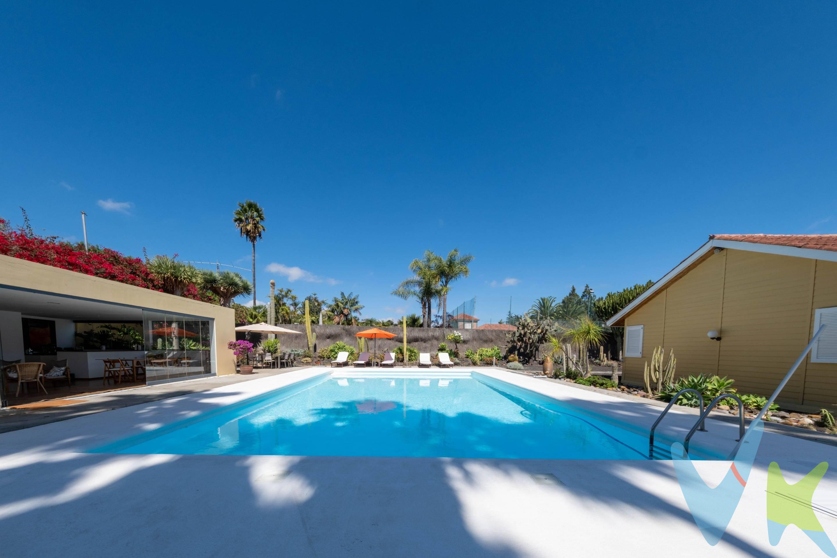 Descubre esta espectacular propiedad ubicada en Bandama, con una parcela de 5.000 m² y rodeada de naturaleza. Este chalet combina comodidad, lujo y espacio para disfrutar tanto en su interior como en el exterior. En la primera planta , encontrarás un enorme salón con acceso a un maravilloso porche que ofrece vistas al jardín, una cocina independiente , dos habitaciones individuales, y una suite principal con baño privado. Todo pensado para ofrecer el máximo confort. La planta baja está diseñada para el relax y el entretenimiento: una sala de spa con jacuzzi, sauna y baño, una biblioteca , un cuarto de televisión y juegos, y un despacho perfecto para trabajar desde casa. La casa además cuenta con calefacción central con radiadores a través de caldera de gasoil. El extenso jardín es un auténtico oasis con una gran piscina y una zona chill-out para disfrutar de fiestas con amigos, además de una cuadra para caballos, un hermoso estanque para peces y numerosos árboles frutales. Este chalet también cuenta con un apartamento independiente, ideal para recibir a amigos o familiares con total privacidad, un parking techado para 3 coches  y parking para invitados. Está equipado con placas solares, para mayor eficiencia energética. Los gastos e impuestos derivados de la compraventa no están incluidos en el precio. 