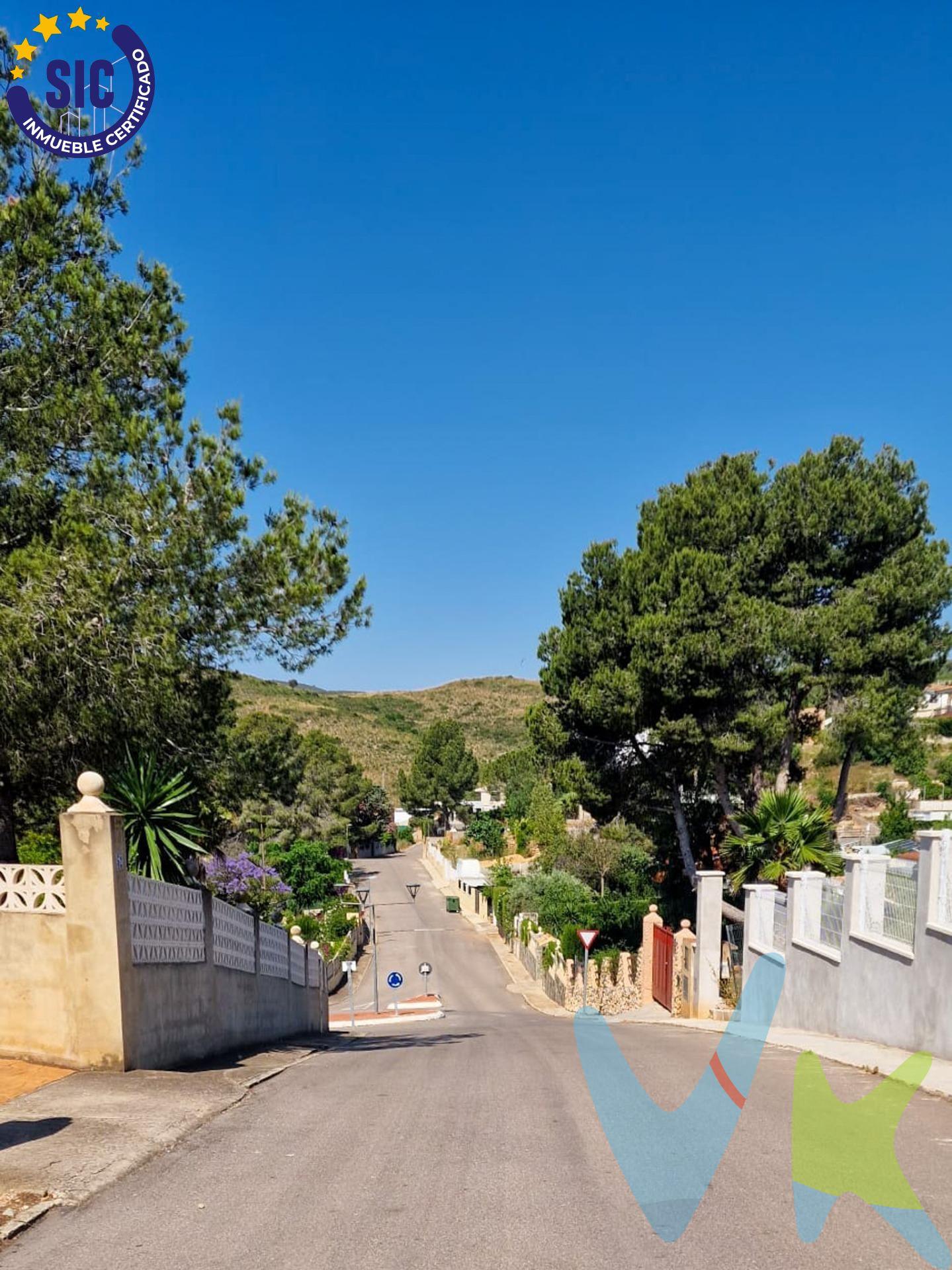 Terreno Urbanizable en Altury (Turís) – 1.356 m² rodeado de naturaleza. ¿Buscas el lugar perfecto para construir la casa de tus sueños? Este terreno de 1.356 m², ubicado en la urbanización Altury (Turís), es justo lo que necesitas. Situado en una zona tranquila y rodeada de naturaleza, disfrutarás de la paz del entorno sin renunciar a la comodidad de estar bien comunicado: parada de autobús justo enfrente del terreno. La parcela es urbanizable, con un desnivel ideal para diseñar una vivienda única y con vistas. Su ubicación es inmejorable, dentro de una urbanización consolidada y con acceso cómodo desde Valencia. Ideal tanto para primera como segunda residencia. ¡No dejes pasar esta oportunidad de invertir en calidad de vida!. VENTA:. PVP 63.000€.  Gastos e impuestos no incluidos en el precio. La compra conlleva impuestos y gastos de formalización para el comprador. A título orientativo se informa que en segundas transmisiones el  ITP  con carácter general en  Valencia  es del 9%, pudiendo existir otros tipos impositivos atendiendo a  las circunstancias  personales del comprador u otras circunstancias previstas legalmente. Base imponible del impuesto el mayor valor entre el precio de compraventa, la tasación o el valor de referencia catastral. En cuanto a los gastos de  notaría y registro, en su caso,  suelen oscilar aprox; entre 1,5% y 2,5% (aranceles variables según precio, n.º de copias y complejidad). El comprador elige notario. Si el comprador precisase de  hipoteca: tasación, condiciones y costes bancarios serán según entidad elegida por el comprador, así como los gastos de gestoría, y cualesquiera otros gastos inherentes a la formalización de la compraventa que legalmente correspondan a la parte compradora, salvo pacto expreso en contrario con el vendedor. El consumidor tiene,  conforme a la normativa vigente, a su disposición información y documentación adicional relativa al inmueble y condiciones de la compraventa, que podrá ser consultada en C/Joaquín Costa 4, bajo 46005 Valencia o urbe2@remax.es. Honorarios de mediación inmobiliaria a cargo del  COMPRADOR: (3000€ del precio final de venta más IVA (21%), salvo otro pacto.); y  de VENDEDOR (según acuerdo con el mismo). . Se informa al consumidor que la agencia actúa como intermediaria inmobiliaria en la operación, estando cualquier eventual compraventa y sus condiciones sujeta a la aceptación expresa del propietario-vendedor y a la posterior formalización del correspondiente contrato. 