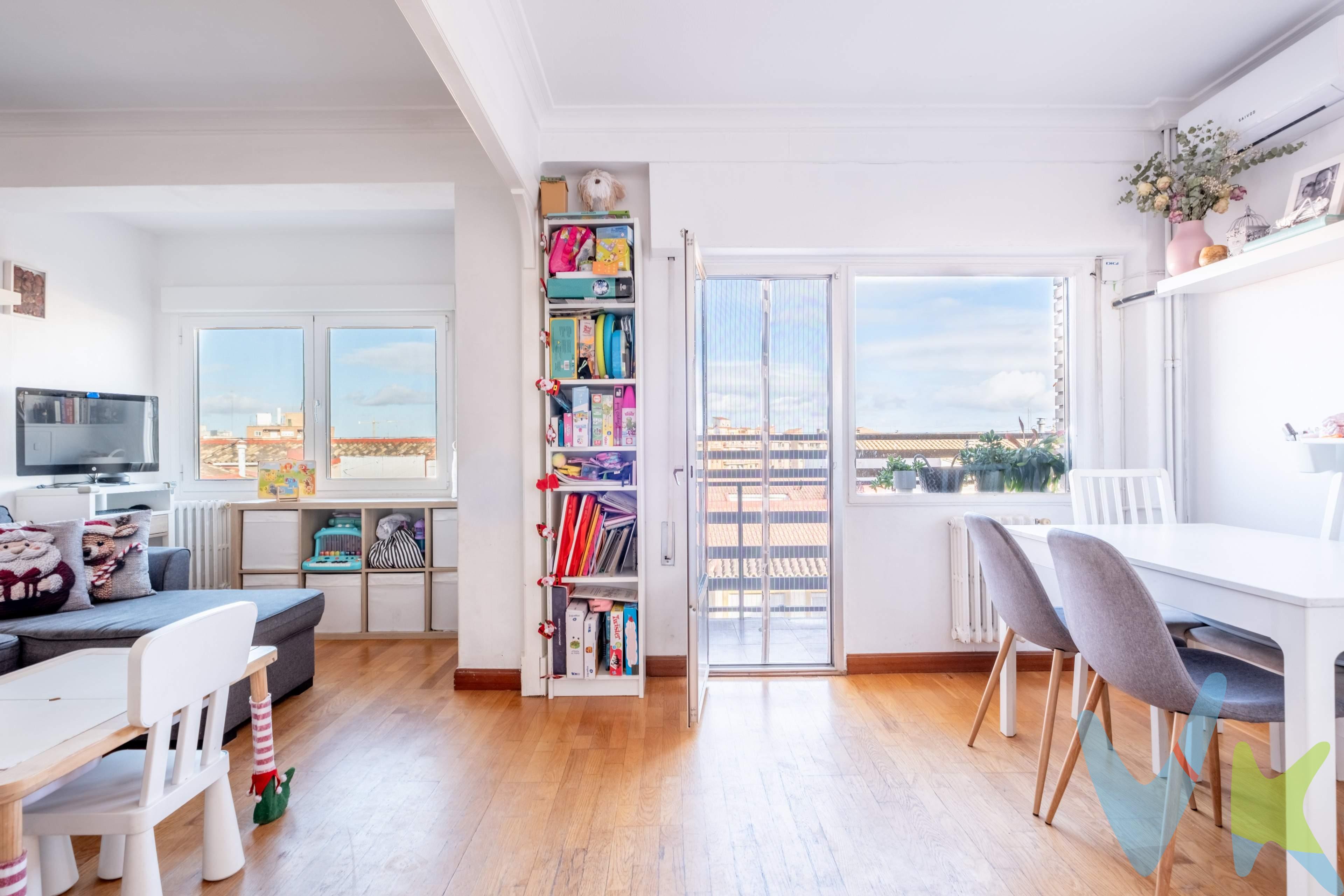 Luz, altura y ubicación: vivir Miguel Servet cerca del centro. Hay pisos que lo tienen todo: ubicación, altura, luz y una distribución pensada para disfrutar. Este es uno de ellos. Situado en calle Miguel Servet, en el tramo más próximo a Plaza San Miguel y a un paso del centro, esta vivienda combina la comodidad de vivir bien conectado con la tranquilidad de un buen edificio, con ascensor a cota cero. Al estar en planta alta, la luz es protagonista durante todo el día. El salón se abre a una agradable terraza, perfecta para desconectar, leer o simplemente disfrutar del aire libre sin salir de casa. La vivienda se distribuye en 3 dormitorios y 2 baños completamente reformados, uno de ellos con ventana, un detalle muy valorado en el día a día. La cocina es amplia y funcional, pensada para quienes disfrutan del espacio y del orden. El suelo de parquet aporta calidez a cada estancia y el split de aire acondicionado en el salón garantiza confort en los meses más calurosos. Un piso luminoso, bien cuidado y listo para entrar a vivir, en una ubicación estratégica para quienes quieren estar cerca de todo… sin renunciar a la calma. Ven a verlo. A veces, la casa que buscas está justo donde siempre has querido vivir. ._______________________________________________________________________________. ℹ️ El precio de venta no incluye los honorarios de agencia por el servicio de gestión, asesoramiento y formalización del proceso de compra, que serán asumidos por el comprador. La reserva del inmueble solo se producirá tras la aceptación expresa de una propuesta por parte del vendedor. El precio publicado no incluye impuestos ni gastos derivados de la compraventa e inscripción. 