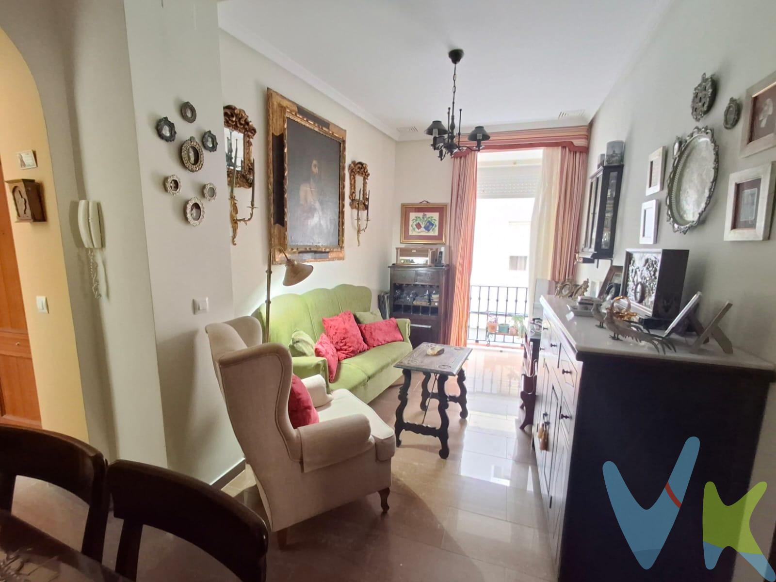Descubre esta magnífica vivienda, en el casco histórico en el emblemático barrio de Santa María situada en una ubicación privilegiada, a tan solo 5 minutos de Puertas de Tierra y a 300 metros de la emblemática playa de Santa María del Mar. La propiedad, ubicada en una primera planta (sin ascensor), destaca por su luminosidad y excelente distribución. Todo ello sin renunciar a la cercanía del centro, a escasos minutos caminando. Cuenta con 4 huecos exteriores hacia la calle ideal para disfrutar de los atardeceres y del encanto de las noches gaditanas, dos amplios dormitorios, el principal con dos armarios empotrados y agradables vistas al exterior lo que aporta una sensación única de amplitud y bienestar. Amplio salón-comedor, baño completo y bonita cocina independiente. Una oportunidad perfecta tanto como residencia habitual, segunda vivienda o inversión, gracias a su excelente ubicación y cercanía al mar. ¡Contacta hoy mismo para agendar tu visita y descubrir todo su potencial!. Operación sujeta a ITP, cuyo tipo general es del 7% respecto al precio de venta, pero que en casos especiales se puede ver reducido al 6% o 3,5% en virtud de lo dispuesto en el Ley 5/2021, de 20 de octubre, de Tributos Cedidos de la Comunidad Autónoma de Andalucía. El comprador, en caso de que querer adquirir la vivienda a través de la agencia, deberá abonar a ésta unos honorarios que ascienden al 3% del precio de la compraventa, más IVA del 21%. Los gastos aproximados de Notaría y Registro se cifran entre 800€ y 1600€, el importe exacto dependerá del precio final de la compraventa, número de copias de la escritura, número de páginas de la escritura, complejidad, etc, en virtud de lo dispuesto en el Anexo I del Real Decreto 1426/1989, por el que se aprueba el arancel general de Notaría, y el Anexo I del Real Decreto 1427/1989, por el que se aprueba el arancel de los Registradores de la Propiedad. En caso de necesidad de financiación bancaria para la compra, los gastos de la misma deberán ser obtenidos de la entidad bancaria que vaya a financiar la operación. Se hace constar que la agencia efectúa una labor de intermediación, y que las condiciones finales de la compraventa quedan sujetas a la aceptación expresa de la parte vendedora y a la ulterior formalización del contrato. El consumidor tiene a su disposición la ficha informativa de la vivienda. Periodo de validez: hasta el 31/12/2026.
