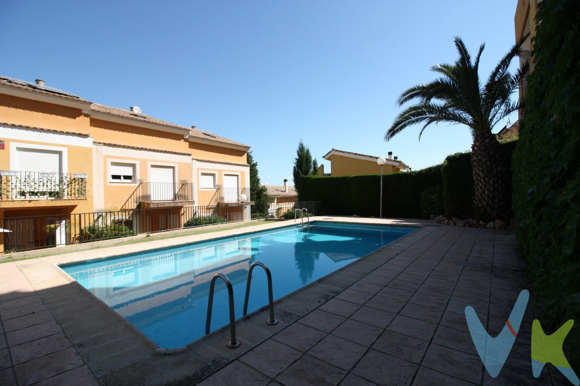 ¡¡Exclusiva vivienda adosada en la prestigiosa Urbanización El Bosque (Chiva), con tan solo 12 vecinos!!. Descubre esta magnífica propiedad de tres alturas ubicada en una de las urbanizaciones más cotizadas de Valencia. Rodeada de naturaleza y privacidad, esta vivienda te ofrece un estilo de vida tranquilo y seguro en un entorno residencial de alto nivel. La casa cuenta con CUATRO ESPACIOSOS DORMITORIOS, cuatro baños completos, una BUHARDILLA luminosa perfecta para zona de ocio o teletrabajo, y DOS TERRAZAS con vistas despejadas que invitan a disfrutar de cada atardecer. Dispone además de GARAJE privado, trastero y aire acondicionado por conductos para asegurar el máximo confort durante todo el año. Como valor añadido, la propiedad incluye una PARCELA PRIVADA DE 35 m², un espacio ideal para crear tu zona de relax, instalar un jardín, una pequeña piscina, barbacoa o ese rincón chill out que siempre has soñado. Vivir aquí es sinónimo de calidad de vida. La urbanización El Bosque ofrece servicios exclusivos como campo de golf, gimnasio, club de tenis, centro ecuestre, piscina comunitaria y zona de restaurantes, todo ello en un entorno natural privilegiado y con excelente conexión a Valencia. Una oportunidad única para quienes buscan comodidad, naturaleza y seguridad sin renunciar a estar cerca de la ciudad. Contáctanos hoy mismo y te enviaremos toda la información. Y mientras tanto, no te pierdas nuestro tour virtual. ¡Esta casa te enamorará!. La venta de esta propiedad se realiza mediante contrato de exclusiva compartida, lo que garantiza la máxima difusión y profesionalidad, gracias a la colaboración con más de 150 agencias inmobiliarias. Gastos de compraventa (notaría, registro, impuestos y honorarios) no incluidos en el precio. Inmueble sujeto a período de transparencia.