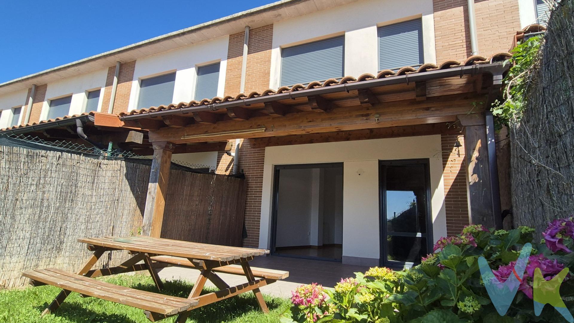 Esta es tu oportunidad para vivir en una casa  con jardín, por el precio de un piso y a 20 minutos de la capital. En Irurzun, un pueblo con mucha vida y abundantes servicios, comercio y hostelería, además de buenas comunicaciones, continuas líneas de autobús a Pamplona , autopista  y carretera nacional. La casa está en el centro del pueblo pero sin edificios que le quiten las vistas panorámicas. Tendrás tres dormitorios destacando el principal con baño, gran vestidor y vistas, además de  2 baños, un aseo. La cocina y el salón dan al jardín y una parte está preparada con baldosa y techada con porche de madera, para disfrutarlo todo el año. La disrtibución es muy eficiente y los techos altos dando sensación de amplitud, pero tiene los metros justos para que su mantenimiento sea el menor posible. Esta es tu oportunidad no encontrarás nada parecido. ¡¡ Corre !! ¡Llámanos y pide tu cita para conocerla!