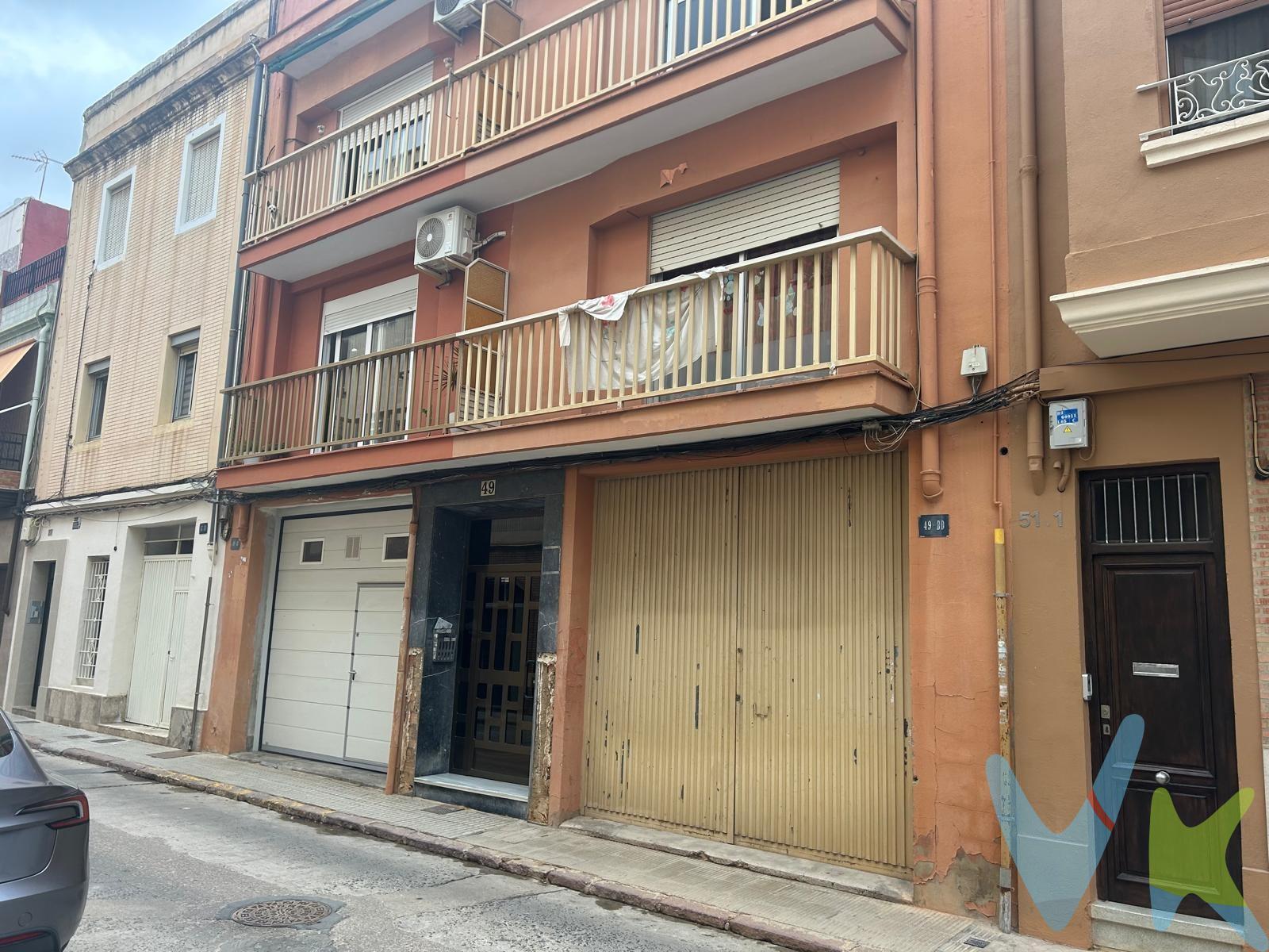 Hay espacios que esperan convertirse en algo extraordinario. Este bajo almacén en Paiporta es uno de ellos. Ubicado en una de las calles más céntricas y con mayor paso de la población, como la C/ Pelayo, este local completamente diáfano ofrece más de 130 m² llenos de posibilidades. Un lienzo en blanco donde cada metro puede adaptarse a tu proyecto, ya sea un negocio, un almacén, un estudio, un espacio de trabajo o una inversión con gran proyección. Su amplitud y distribución sin divisiones permiten imaginar cualquier idea desde cero, aprovechando una ubicación estratégica que combina visibilidad, comodidad y fácil acceso. Porque las grandes oportunidades no siempre llegan construidas; a veces llegan en forma de un espacio preparado para que seas tú quien escriba su próxima historia. Si buscas amplitud, ubicación y potencial, este bajo en Paiporta puede ser el comienzo de tu próximo gran proyecto. Nota: Agencia Registrada con el Nº 1395 en el Registro Obligatorio de Agentes Inmobiliarios de la Comunitat Valenciana, consultable en la web de la Generalitat Valenciana. La oferta está sujeta a cambios de precio o retirada del mercado sin previo aviso. La información contenida en el presente anuncio se facilita a título meramente informativo y no contractual, los datos, descripciones, superficies, imágenes y cualquier otro contenido del mismo pueden estar sujetos a errores u omisiones al ser facilitados por terceros. El precio de venta publicado no incluye los honorarios de intermediación inmobiliaria, ni los impuestos legalmente aplicables (IVA o ITP), ni los gastos derivados de la compraventa, tales como notaría, registro y gestoría, ni aquellos derivados de la financiación, en caso de existir. Por mandato expreso del propietario, este inmueble se comercializa en régimen de exclusiva, garantizando al interesado un acceso completo a la información y una gestión profesional, transparente y sin interferencias de terceros. Se ruega no molestar al propietario, a los ocupantes del inmueble ni a los vecinos. Agentes inmobiliarios con cliente interesado pueden contactar con la agencia para colaborar. Nuestro departamento financiero puede conseguir tu financiación. ¡Consúltanos!