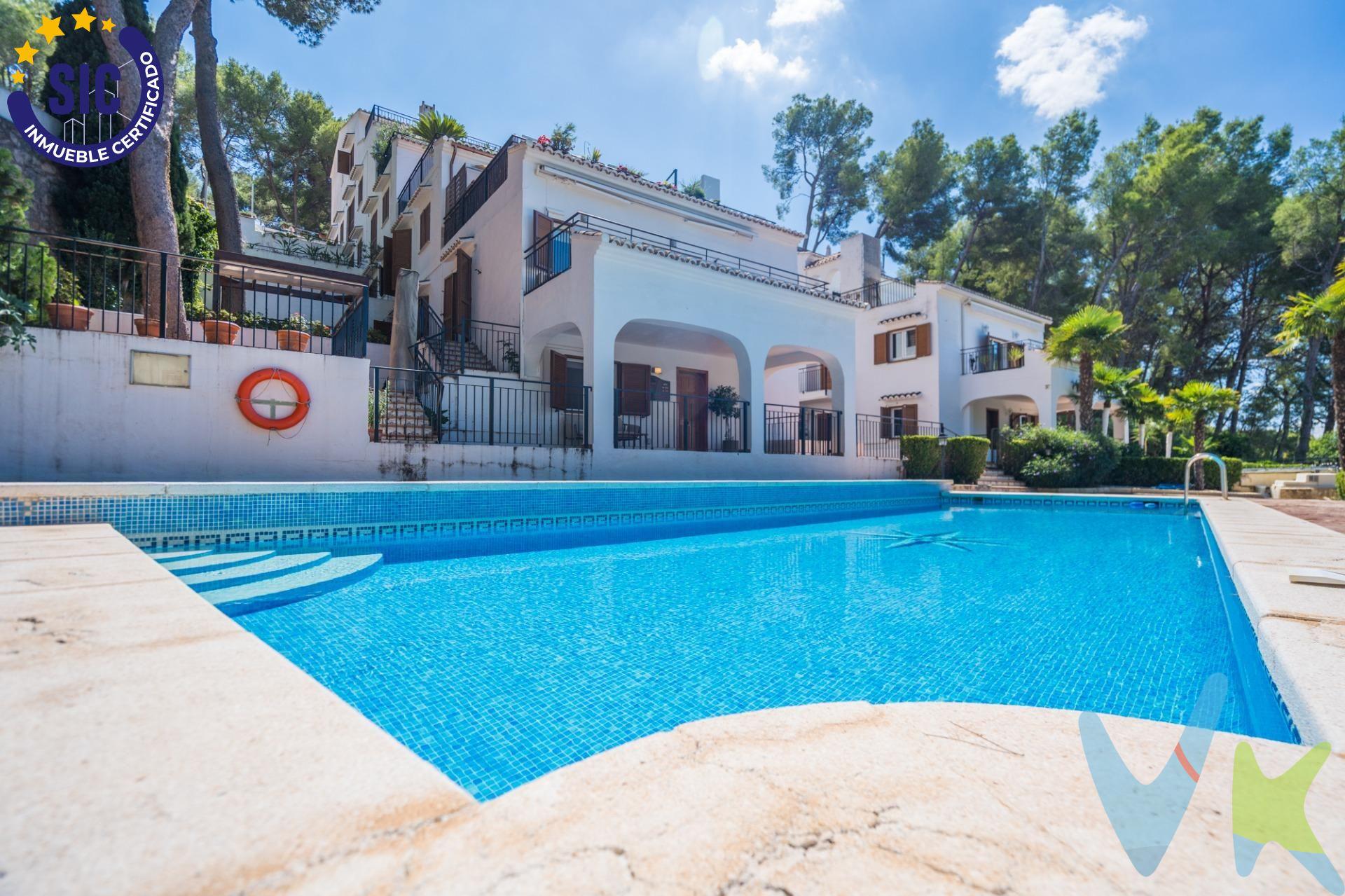 ¡Exclusivo Dúplex de Lujo en Primera Línea de Golf – Urbanización El Bosque (Chiva, Valencia)!**. ¿Buscas calidad de vida, tranquilidad y privacidad en un entorno privilegiado? Este magnífico dúplex, en la fabulosa urbanización "El Bosque" ofrece la combinación perfecta entre diseño, comodidad y vistas despejadas, situado estratégicamente junto a la salida del hoyo 10 del campo de golf. -Características Principales de la Vivienda:. Distribución Invertida para Máximo Confort y Vistas, con entrada a la vivienda por ambas plantas. -Planta Superior (Zona de Día): Un amplísimo y luminoso salón-comedor inundado de luz natural gracias a sus 4 grandes ventanales. Cuenta con una moderna cocina americana con isla ideal para disfrutar en compañía, zona independiente de lavandería , un baño y un elegante dormitorio principal tipo suite con baño privado. Planta Inferior (Zona de Noche): Espacio reservado al descanso que alberga 3 dormitorios adicionales muy espaciosos y un segundo baño completo. Espacios Exteriores Excepcionales:. 2 amplias terrazas privadas con zona de jardín, perfectas para relajarse, tomar el sol o disfrutar del excelente clima levantino. Paellero / Barbacoa integrado en la terraza para organizar comidas y cenas inolvidables con familiares y amigos. Calidades y Estado: Inmueble en excelente estado de conservación, dispone de 5 aparatos de de A/A Frio-calor, construido con materiales de primera calidad, listo para entrar a vivir sin necesidad de reforma. -Servicios e Instalaciones de la Urbanización:. Piscina comunitaria donde refrescarse y disfrutar del verano en un ambiente familiar y selecto. Seguridad y Privacidad: Urbanización totalmente cerrada perimetralmente con vigilancia y control de accesos 24 horas (entradas y salidas monitorizadas). Entorno Deportivo y Social:Acceso directo al campo de golf de 18 hoyos y al exclusivo Club Social, que cuenta con instalaciones deportivas y un reconocido restaurante de alta calidad gastronómica. Entorno Natural y Tranquilidad: Rodeado de zonas verdes, con impresionantes vistas panorámicas y la máxima paz a pocos minutos de Valencia capital. . ¡Una oportunidad única tanto para residencia habitual como para segunda vivienda de alto nivel!. Contacta hoy mismo para concertar una visita y enamórate de tu próximo hogar. ---------------------------------------------------------------------------------------------------------. Por mandato expreso del propietario, comercializamos este inmueble en exclusiva, lo que le garantiza el acceso a toda la información, a un servicio de calidad, un trato fácil, sencillo y sin interferencias de terceros. Por este motivo, se ruega no molestar al propietario, a los ocupantes de la propiedad o a los vecinos. Muchas gracias por su. comprensión.
