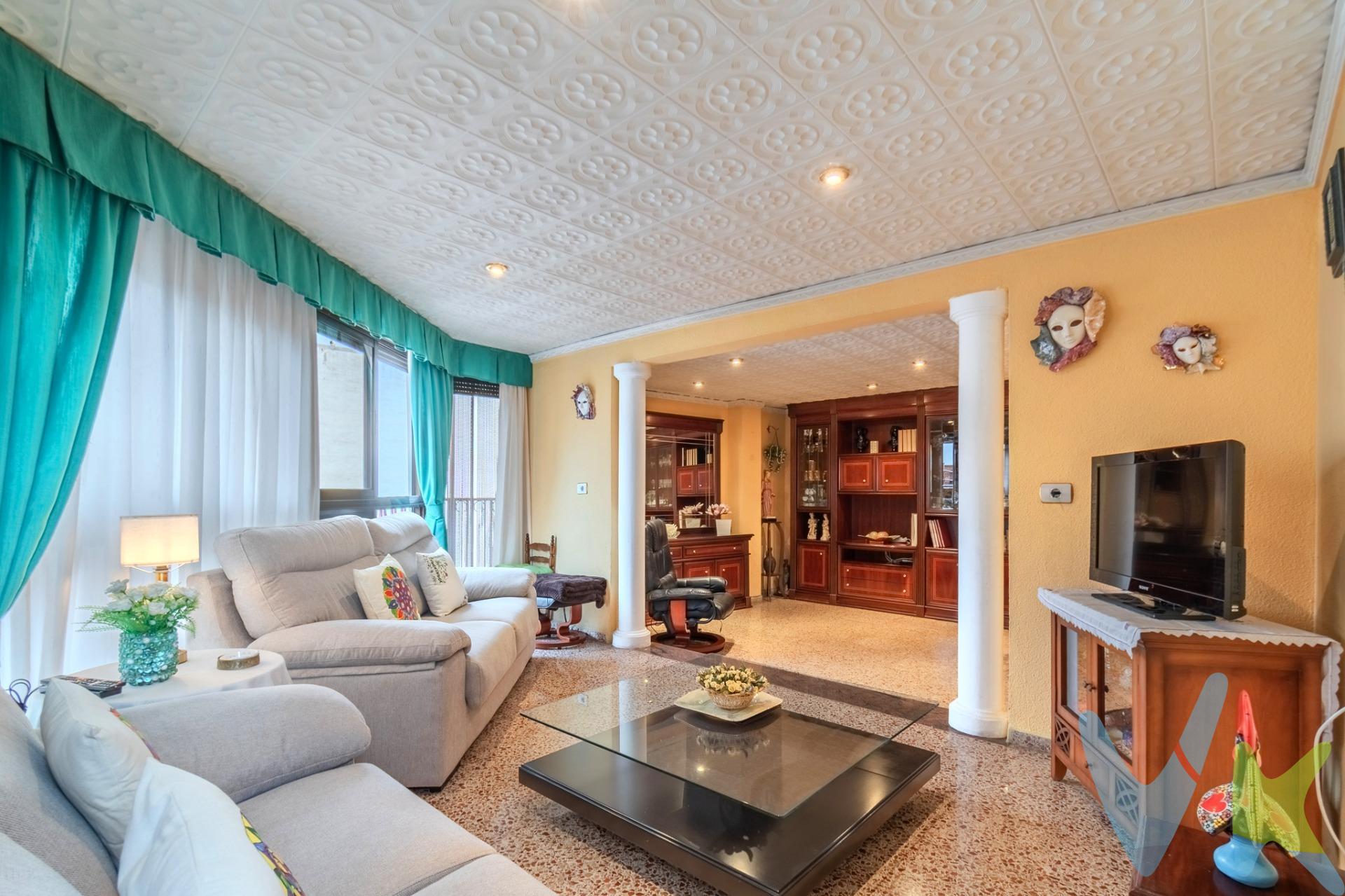 Luz, espacio y una ubicación que lo pone todo más fácil. Imagina llegar a casa y encontrarte con un salón amplio, lleno de luz natural y con salida a dos balcones que recorren la vivienda. No son balcones pensados para montar un comedor exterior, sino para disfrutar de algo que se agradece cada día: más luz, ventilación y sensación de amplitud. Estamos en calle Alicante, junto al Hospital Jaime I, una ubicación especialmente práctica para quienes buscan tener servicios y conexiones al alcance de la mano. La vivienda dispone de:. * 3 dormitorios, con espacio para adaptarlos a tus necesidades. * Amplio salón con acceso a dos balcones. * 2 baños, comodidad para el día a día. * Mucha luz natural en la vivienda. * Y, si necesitas aparcamiento, posibilidad de adquirir una plaza de garaje en la finca de enfrente por 15.000 € adicionales. Una vivienda cómoda, luminosa y bien situada, con ese equilibrio entre espacio para vivir y una ubicación que facilita la vida cotidiana. Si buscas una vivienda de 3 dormitorios en la zona del Hospital Jaime I, ven a conocerla. Puede que sea justo lo que estabas buscando.