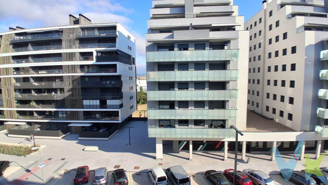 Piso en venta en Barañáin: luminoso, bien distribuido y con balcón
Piso de 75 m² útiles y 81 m² construidos, en muy buen estado de conservación, situado en una zona residencial tranquila y consolidada de Barañáin.
La vivienda destaca por su amplitud, luminosidad y distribución funcional, ofreciendo espacios cómodos para disfrutar del día a día.
Al entrar, encontramos un recibidor con armario empotrado, que permite aprovechar muy bien el espacio de almacenamiento.
El salón, en chaflán, es amplio y luminoso, con una distribución que aporta sensación de amplitud.
La cocina está amueblada y equipada y dispone de un práctico tendedero cubierto, muy útil como espacio auxiliar.
La vivienda cuenta con dos dormitorios, ambos con armarios empotrados. El dormitorio principal dispone de balcón, un agradable espacio exterior que aporta un valor añadido a la vivienda.
Dispone además de un baño completo con bañera.
El edificio, de estructura de hormigón, cuenta con ascensor con acceso a nivel de calle, facilitando la accesibilidad. La calefacción y el agua caliente son individuales mediante gas natural.
Ubicación y servicios
La vivienda se encuentra en Barañáin, en un entorno residencial con todos los servicios necesarios para una vida cómoda y a pocos minutos de Pamplona.
Una de las ventajas de su ubicación es la proximidad a servicios y establecimientos del día a día. Además, justo enfrente del portal se encuentra un gimnasio de nueva apertura, lo que supone una comodidad añadida para quienes disfrutan de practicar deporte sin necesidad de desplazarse.
En la zona encontrarás también colegios, institutos, centros de salud, comercios, zonas verdes y transporte público, además de buenas conexiones por carretera con Pamplona y otras localidades cercanas.
Una vivienda cómoda y funcional
Si buscas un piso en buen estado, luminoso, con buena distribución, armarios empotrados, ascensor y balcón en el dormitorio principal, esta vivienda reúne características muy interesantes tanto para vivir como para invertir.
75 m² útiles · 81 m² construidos · 2 dormitorios · Balcón en dormitorio principal · Tendedero cubierto · Ascensor · Armarios empotrados · Cocina equipada · Gas natural
Una excelente oportunidad para vivir en Barañáin, con servicios al alcance de la mano y Pamplona a pocos minutos.
 
 Información meramente orientativa, sin carácter contractual.▪ Superficies y características aproximadas, con finalidad descriptiva.
▪ Notaría y Registro: 1%–1,5%.▪ ITP: tipo general 6% (con posibles bonificaciones).▪ AJD: aprox. 0,5%–1%.