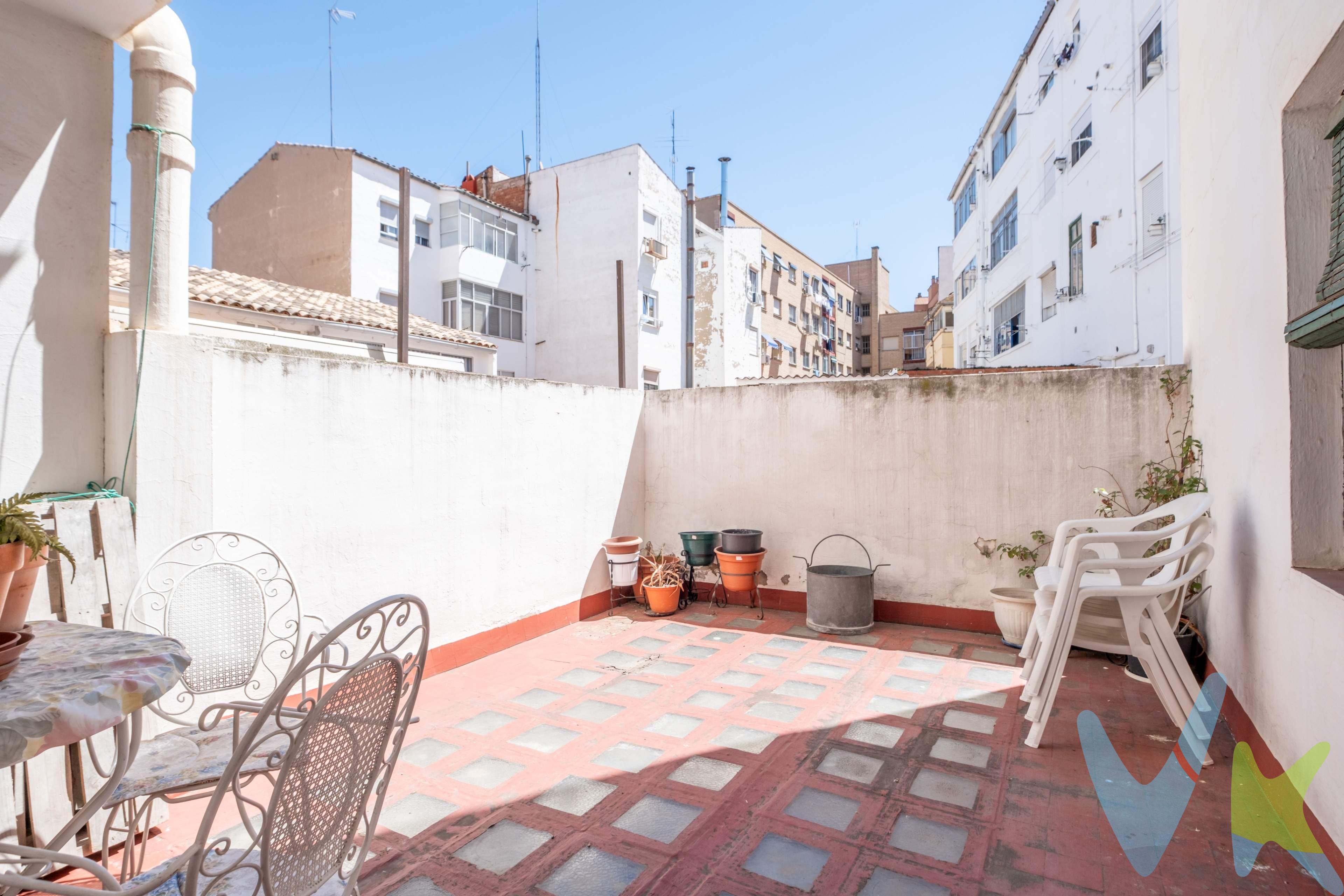 ¿Buscas un piso para reformar a tu gusto junto a Avenida de Madrid? . En Calle Arias, junto a la Av. Madrid. Luz, terraza de 15 m² y un lienzo en blanco para diseñar tu hogar. Tanto si buscas tu primera vivienda como si eres un inversor con ojo para el mercado del flipping o alquiler. -Una distribución inteligente y luz a raudales. Olvídate de esos pisos antiguos con pasillos interminables que pierden metros útiles. Este piso destaca por tener una buena base y una distribución muy bien aprovechada. Nada más entrar, notarás el potencial de sus espacios. -Salón con balcón exterior: Un espacio luminoso que se convertirá en el corazón de tu casa, ideal para relajarte tras el día a día. -Dormitorio principal con balcón exterior: Despiértate con luz natural y la frescura de asomarte a la calle cada mañana. -Cocina con acceso directo a la joya de la corona: Desde aquí sales a una espectacular terraza de 15 m². Imagínalo por un momento: Una terraza soleada y muy aprovechable. El espacio perfecto para tus cenas de verano, diseñar un oasis urbano lleno de plantas, desayunar al aire libre o tener ese espacio extra de desahogo que todo el mundo busca hoy en día. Características principales:. Ubicación: Calle Arias (junto a Avenida de Madrid, Delicias). Una zona vibrante, excelentemente comunicada y con todos los servicios a un paso (comercios, transporte público, colegios y centros médicos). Planta: 1ª planta (sin ascensor, lo que reduce drásticamente los gastos de comunidad). Climatización: Calefacción eléctrica y agua caliente mediante termo. Estado: Para reformar totalmente. Una ventaja competitiva para comprar a precio de mercado y reformar solo con las calidades y el estilo que tú elijas. No dejes que se te adelante nadie.  Contacta hoy mismo con nosotros para coordinar una visita y ven a descubrir todo el potencial que se esconde tras estas paredes. *** Gastos e impuestos no incluidos. A título orientativo, en segundas transmisiones, el comprador abonará: . Impuesto sobre Transmisiones Patrimoniales (ITP), tipo general en Aragón al 8% (*). Base de cálculo: mayor valor entre precio de compraventa o valor de referencia catastral. Gastos de Notaría y Registro: Aranceles variables según precio, número de copias y complejidad; cálculo según tarifas normativas.  Si se precisa hipoteca: Tasación, condiciones y costes bancarios según entidad elegida por el comprador; así como gastos de gestoría y cualesquiera otros inherentes a la compraventa. No se incluyen otros gastos o tributos que puedan por Ley corresponder al comprador. Operación sujeta a doble mediación. Existen honorarios a cargo del comprador, salvo pacto en contrario, no incluidos en PVP. El consumidor conforme a la normativa vigente podrá solicitar información y documentación adicional relativa al inmueble, sus características, condiciones de la operación y del servicio de mediación en la oficina y/o a través de nuestro teléfono de contacto o mail. La agencia actúa exclusivamente como intermediaria en la compraventa, cuyas condiciones, en todo caso, estarán sujetas a la aceptación expresa del vendedor del inmueble y posterior formalización del contrato. La información suministrada se corresponde con la disponible a la fecha de publicación, pudiendo variar en función de las circunstancias o actualizaciones legales, contractuales y fiscales. Anuncio de carácter meramente informativo. Para una información exhaustiva sobre el funcionamiento, tipos impositivos y bonificaciones del ITP en Aragón, puede consultar el portal oficial de la Agencia Tributaria Autonómica. Tarifas notariales y registrales reguladas en el Anexo I Real Decreto 1427/1989, respectivamente. Anuncio no vinculante.