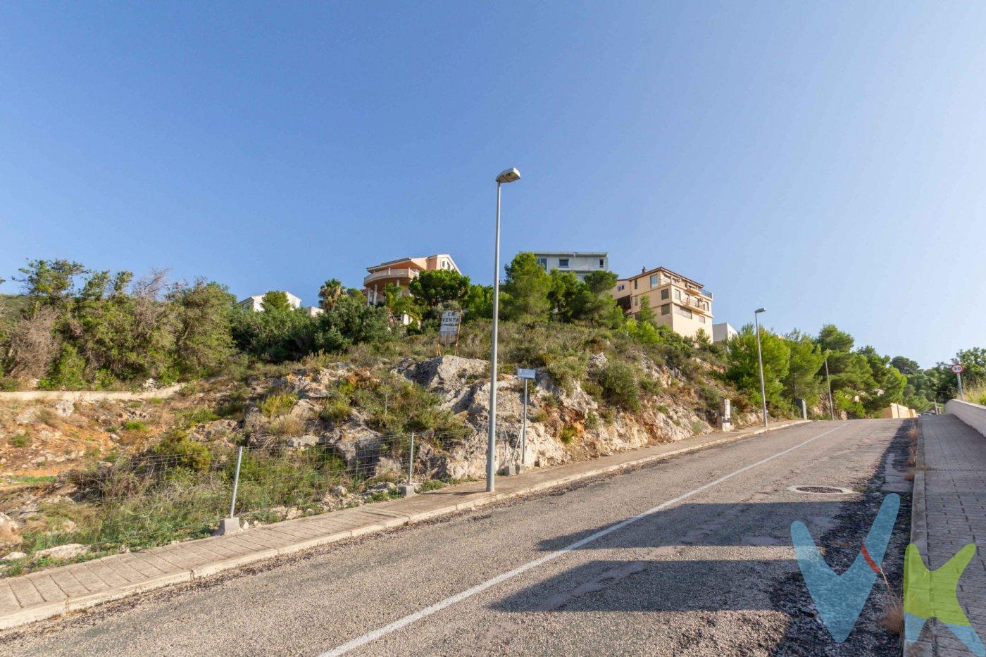 Si busca construir su próxima vivienda en un lugar privilegiado, con vistas a la marjal .  para disfrutar de un paisaje cambiante en cada estación del año, con vistas despejadas ya que nunca con podrán construir frente a la parcela, cerca del mar a tan sólo 2,5 Km, con un carril bici pasando a 20 metros de la parcela.. Si busca vivir nuevas sensaciones a tan sólo 2 km de la ciudad de Cullera, cerca de un parque acuático, con un centro comercial a tan sólo 1,8 Km con cines, Carrefour, Burguer King, Mc Donals.. si busca estar lejos de todo pero cerca de mucho.. entonces debería conocer esta parcela.  .  Situada en la Urbanización Buenavista, cuenta con 512 m2 cuya edificabilidad es del 50%, lo que le permite construir una vivienda de más de 250 metros. La Urbanización cuenta con servicio de vigilancia y con algunos parques y jardines, así como una pista de squash y una pista multiusos para poder practicar deportes como el futbol sala, basket..  .  La parcela está situada sobre piedra caliza que por su dureza permite construir encima de ella y aumentar así las vistas.