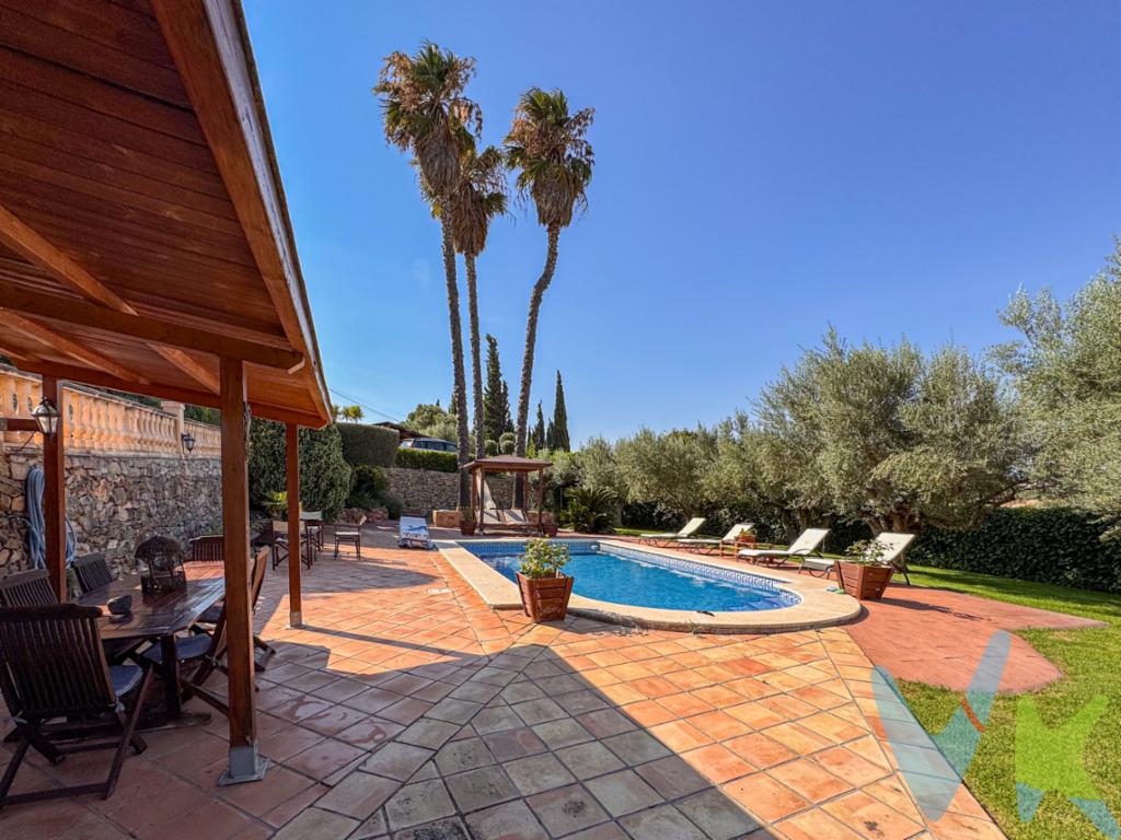 🌿 Amplio chalet en Segorbe  Historia, naturaleza y calidad de vida¿Sueñas con vivir rodeado de naturaleza, con vistas abiertas a la montaña y a tus propios olivos, pero sin renunciar a la comodidad? Esta masía rústica en Segorbe lo tiene todo: encanto histórico, espacios amplios y una ubicación estratégica.📍 A solo 5 min de Segorbe ciudad, 20 min de Puerto de Sagunto y sus playas y 40 min de Valencia.✨ La propiedad en detalleParcela de más de 4.000 m² con olivos centenarios.489 m² construidos (año 1995): vivienda principal, casa de aperos, porches y zonas exteriores.Tres accesos independientes para vehículos.Piscina con solárium con vistas al entorno natural.Garaje cerrado para tres coches.Parking de cortesía para invitados.Merendero histórico de piedra con barbacoa y horno de leña.Ubicada junto a la Vía Verde de Ojos Negros, perfecta para senderismo, bici y aire libre.🏡 La vivienda principalUna casa de dos plantas construida con materiales nobles: piedra, madera y ladrillo visto.Adaptada para personas con movilidad reducida.2 Amplios salones living y 1 cocina con salida al porche acristalado.Cinco habitaciones (una en suite con hidromasaje y vistas a la montaña).1 Despacho1 lavadero  calefacción por radiadores.Agua potable y de pozo, luz eléctrica e hilo musical.🌟 Ideal paraFamilias que buscan espacio y tranquilidad con un entorno natural único.Profesionales que trabajan desde casa.Emprendedores con proyectos de turismo rural, retiros o alojamiento con encanto.📌 Comercialización en exclusiva. 🤝 Se escuchan propuestas de colaboración con agencias. Por mandato expreso del propietario, comercializamos este inmueble en exclusiva, por lo que garantizamos un servicio de calidad, un trato fácil, sencillo y sin interferencias de terceros. Por este motivo, se ruega no molestar al propietario, a los ocupantes de la propiedad, a los vecinos, o conserjes del edificio o urbanización si los hubiera. Muchas gracias por su comprensión. La oferta está sujeta a cambios de precio o retirada del mercado sin previo aviso. Este anuncio en su conjunto, incluyendo textos, fotos, imágenes o cualquier otro contenido del mismo, no es vinculante dado que la información es ofrecida por terceros y puede contener errores. Se muestra a título informativo y no contractual.Este inmueble se vende en cuerpo cierto y las medidas expuestas en el anuncio son aproximadas.Agencia Registrada con el N.º 00101 en el Registro Obligatorio de Agentes Inmobiliarios de la Comunidad Valenciana. Puede consultar en la web de la GVA.El precio del inmueble no incluye los honorarios de la agencia que ascienden al 3% del precio final del inmueble, ni los gastos de notaría y registro de la propiedad (que están sujetos a aranceles y varían dependiendo del precio de escrituración), ni los impuestos (que en la Comunitat Valenciana varían dependiendo del precio del inmueble y de las características personales del comprador