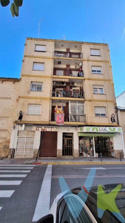 Ubicado en pleno centro de Aldaia: a 150mts del Ayuntamiento, rodeado de todos los servicios necesarios. El tradicional horno El Reloj, que aún conserva el olor al gran \"horno de leña\" y a sus panes y ensaimadas en sus paredes nos abre sus puertas con un abanico de posibilidades.Puede retomarse la actividad de siempre o un comercio nuevo en nuestro Pueblo o también porque no, convertirse en un maravilloso inmueble ya que, por sus características al tener patio interior, se podría hacer el cambio de uso y construir una maravilosa vivienda.¿¿ Y si fusionamos el negocio y el hogar ??  Cuenta con 169mts² construidos para reformar y distribuir a gusto. Con un patio interior de 20mts² (aprox.)Muchas posibilidades !!! LOS IMPUESTOS, GASTOS DE NOTARÍA, REGISTRO Y GASTOS DE AGENCIA NO ESTÁN INCLUIDOS EN EL PRECIO DE VENTA.       