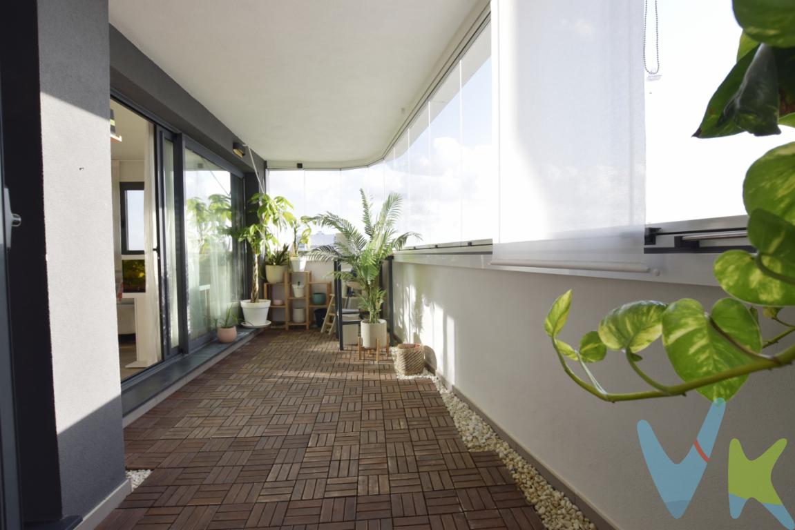 Una zona de futuro donde a escasos metros está proyectado el que va a ser el mayor centro comercial de España. Vivirás Junto al hospital nuevo  La Fe, al lado del parque de Malilla con 70.000m2 de zonas verdes, cerca del centro comercial El Saler y próximo a varios colegios públicos así como el British School of Valencia. Vivienda del edificio Sky Homes de 3 habitaciones que forma parte de un complejo singular y vanguardista con espacios comunes que te enamorarán desde el primer momento. La promoción cuenta con una piscina descubierta, otra climatizada de carril de nado, un parque infantil, una sala de fiestas con mesas y cocina, zona de trabajo co-working, ideal para reuniones fuera de la vivienda, además de una terraza chill-out en el piso 14 donde podrás disfrutar de unas vistas panorámicas 360º de la ciudad de Valencia con la mejor compañía. ¿Te apetece visitar la vivienda? Te adelantamos que es toda exterior, tres habitaciones, dos dobles y con acceso a una terraza acristalada, cortinas de cristal, desde el salón comedor y la cocina, ideal para desconectar, ver el amanecer por su orientación o tener un espacio para las mascotas. La vivienda de unos 103m2 aprox, dispone de dos baños, uno con plato de ducha y armarios en todas las habitaciones más en recibidor. Olvídate de la falta de espacio. La luz  y ventilación es una constante por su altura, piso 9 y su orientación. Se incluye en el precio una plaza de garaje, con cargador eléctrico, biciclitero y tastero en sótano segundo. El complejo de líneas puras, fachada ventilada-sostenible e inconfundible, alberga 4 edificios de 20 plantas y sótano. Un estilo de vida perfecto a 10 minutos del centro de la ciudad, acceso directo a la V31 y V30, metro, bus y a 10 minutos de la estación Joaquín Sorolla y a 15 de la Estación del Norte. Muy cerca de varios hospitales.¿Te gustaría enterarte en primicia de nuestros inmuebles en alquiler y venta? En VIVEKU.ES los publicamos con unos días de antelación.Contamos con 30 años de experiencia acreditada y nuestro objetivo es garantizarle un servicio de compra humano, ético, de calidad, fácil y seguro. Nuestro equipo lo integran agentes con la titulación AIR (Agente Inmobiliario Registrado) y Agentes Certificadores de la categoría Premium en certificación de inmuebles y debidamente registrados en el Registro de Agentes de Intermediación de la CV (RAICV 0743). Consulte en nuestras reseñas de Google lo que opinan los clientes que ya han trabajado con nosotros.El precio NO incluye: Impuestos, gastos de Notaría, registro y honorarios de inmobiliaria.     