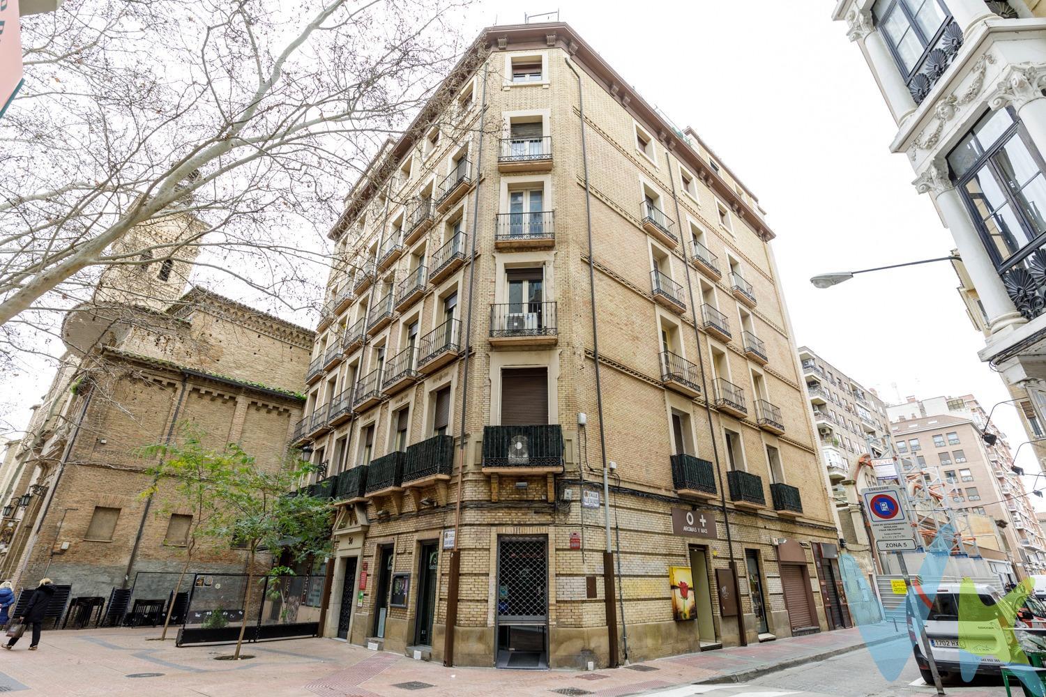 Vivienda de 170 m² en edificio histórico en el centro de Zaragoza. Se vende amplio y luminoso piso en la calle San Miguel, junto a la Iglesia, en pleno centro de Zaragoza. Ubicado en un edificio catalogado de interés ambiental, esta vivienda destaca por su arquitectura señorial y su gran potencial de reforma. . Con 170m², todas sus estancias son exteriores y cuentan con balcón, lo que proporciona una excelente iluminación natural y una conexión directa con el entorno urbano. Elementos arquitectónicos destacados:. - Techos altos, que aportan amplitud y distinción a cada estancia. - Suelos originales de baldosa hidráulica y mosaico Nolla, con posibilidad de restauración para conservar su valor artístico. - Balcones exteriores, que permiten disfrutar de vistas despejadas y realzan la luminosidad del inmueble. - Fachada y portal con detalles arquitectónicos clásicos, reflejo del carácter histórico del edificio. . Situado en una de las zonas más emblemáticas de la ciudad, este inmueble ofrece la posibilidad de combinar el confort moderno con la elegancia de una construcción con historia. ¡Llámenos para ampliar información y solicitar visita!. El precio indicado no incluye impuestos, gastos de notaría, registro y honorarios de intermediación. 